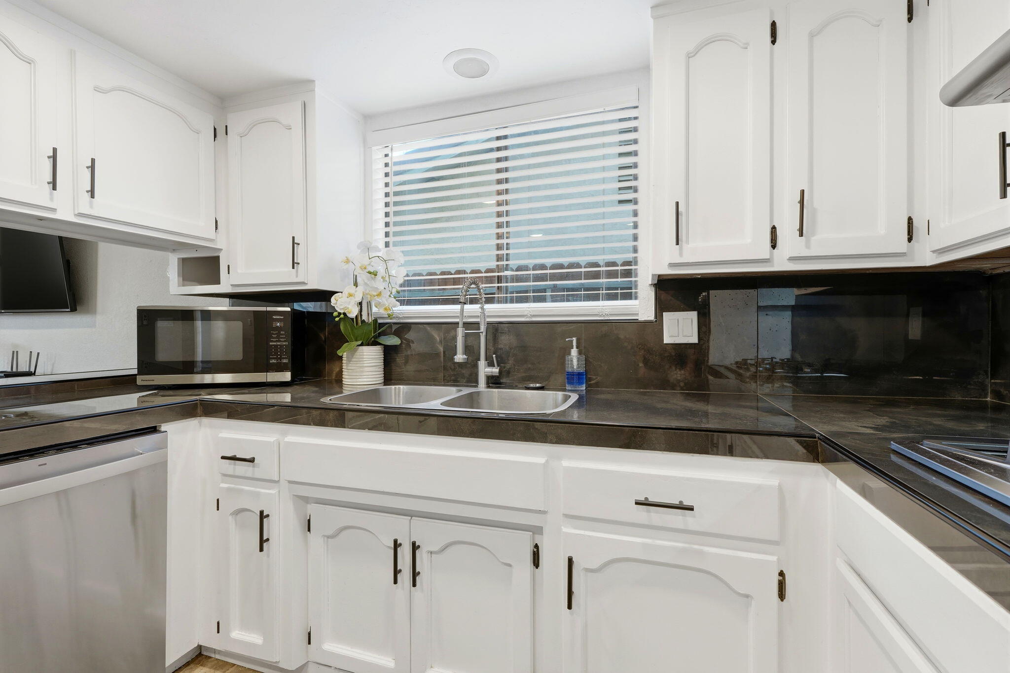 1690 Wall Ln, Porterville, CA 93257