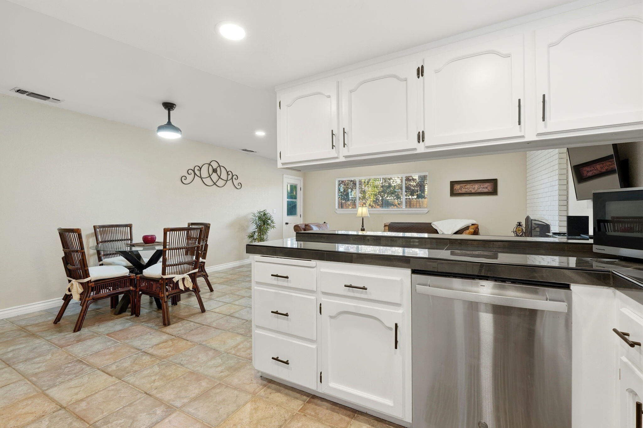 1690 Wall Ln, Porterville, CA 93257