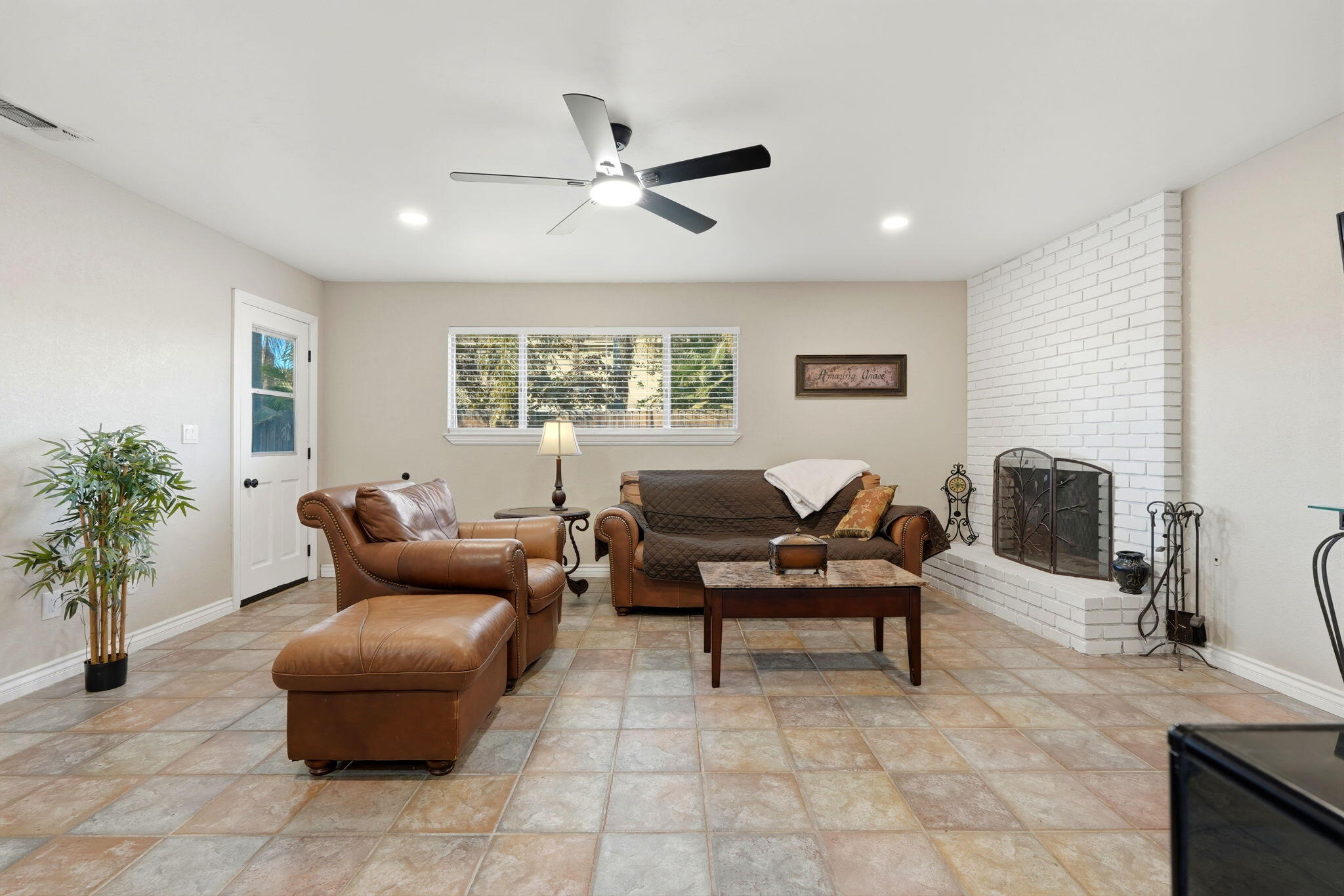 1690 Wall Ln, Porterville, CA 93257