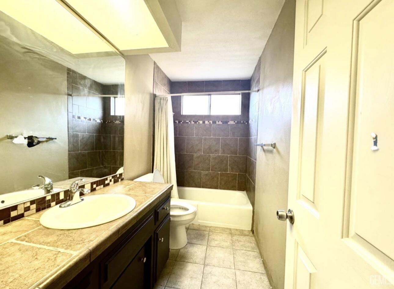 4136 Pinewood Lake Dr, Bakersfield, CA 93309