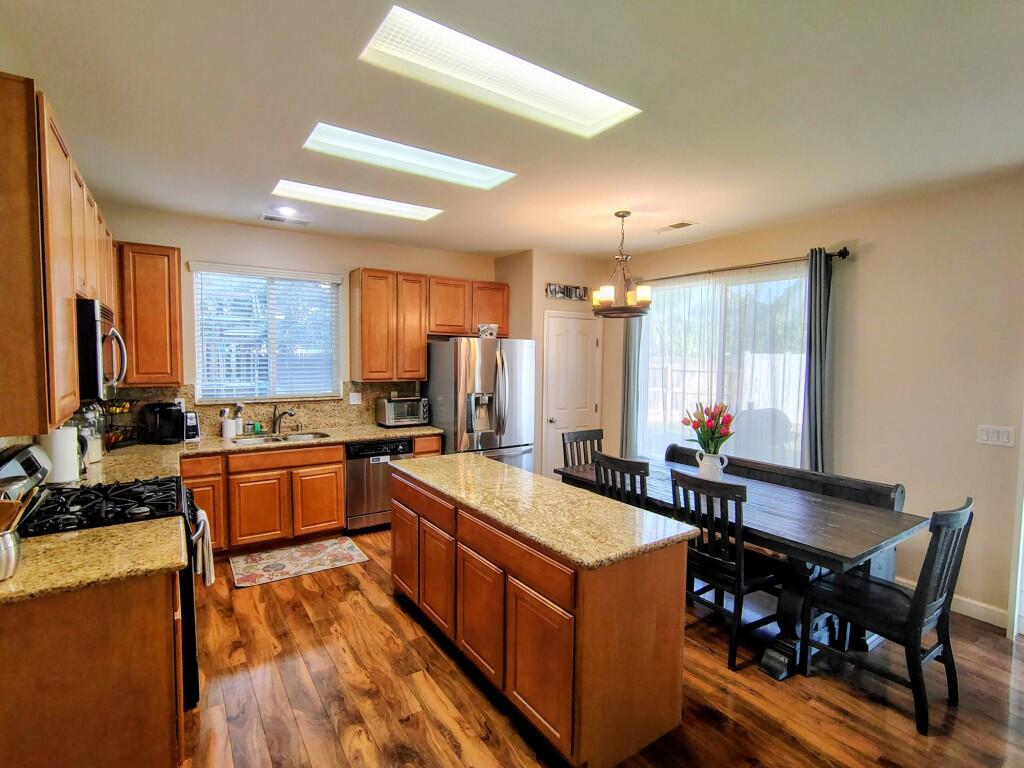 1214 N Julieann Ct, Visalia, CA 93277