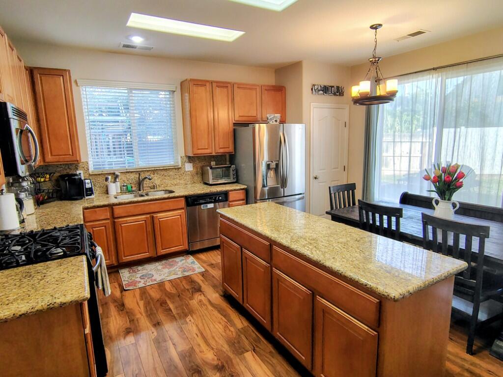 1214 N Julieann Ct, Visalia, CA 93277