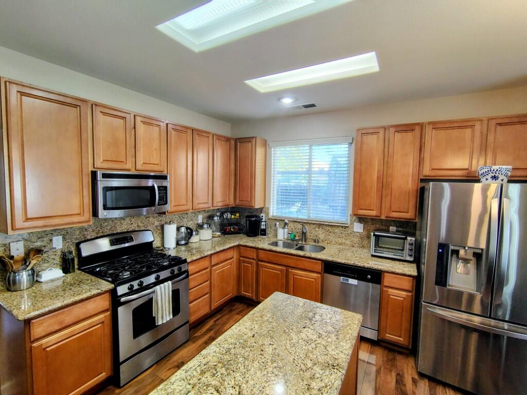 1214 N Julieann Ct, Visalia, CA 93277