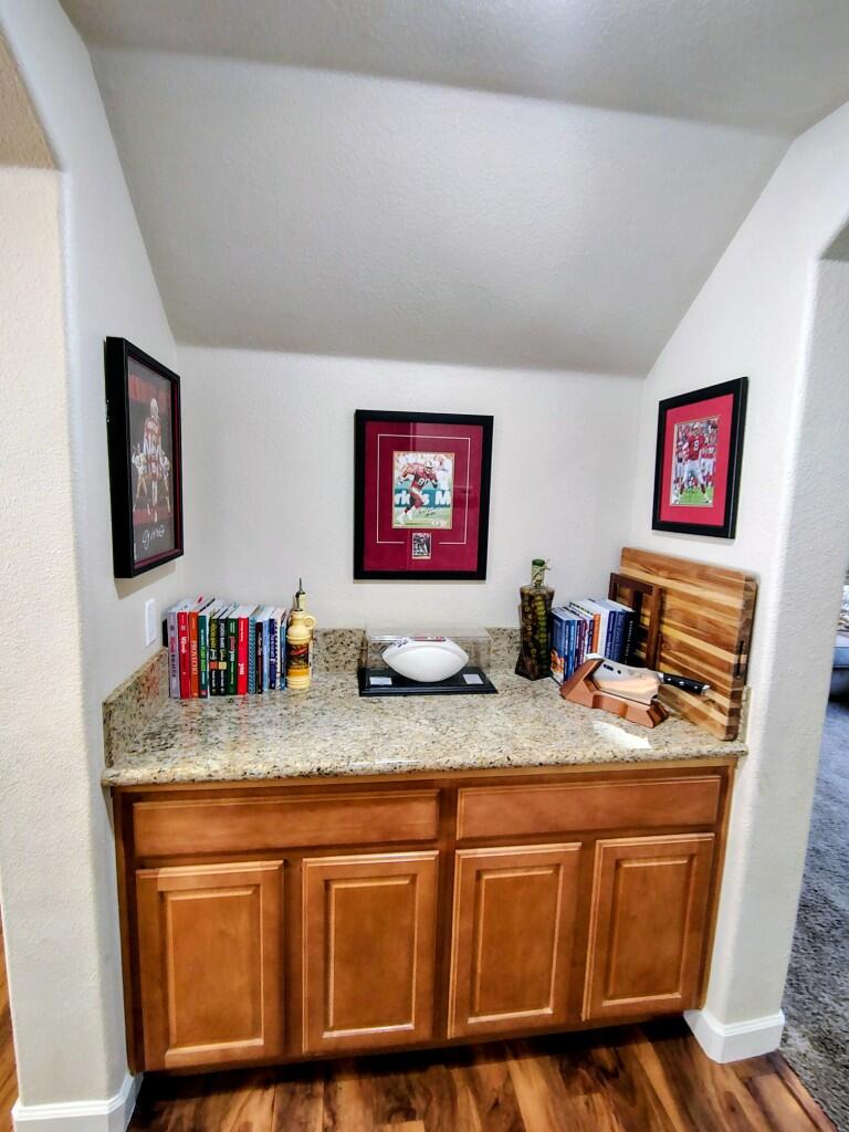 1214 N Julieann Ct, Visalia, CA 93277