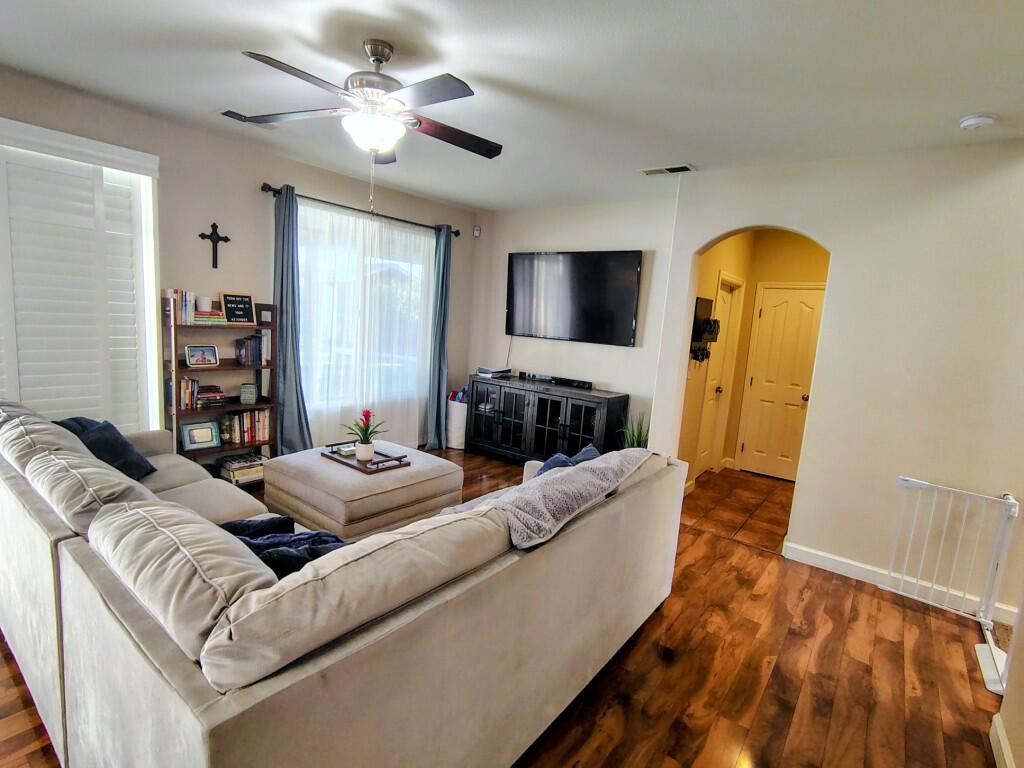 1214 N Julieann Ct, Visalia, CA 93277