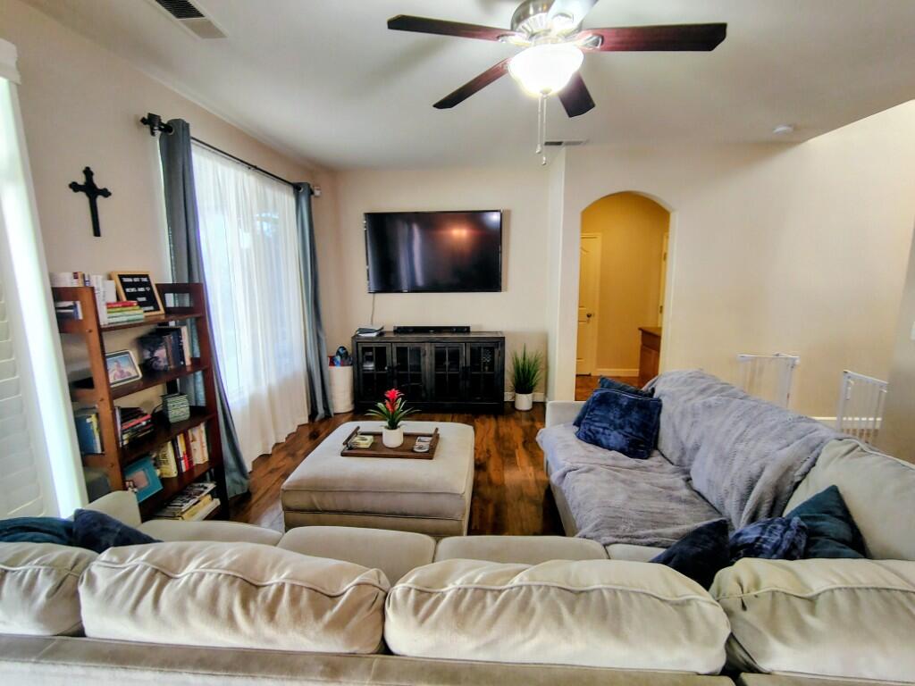 1214 N Julieann Ct, Visalia, CA 93277