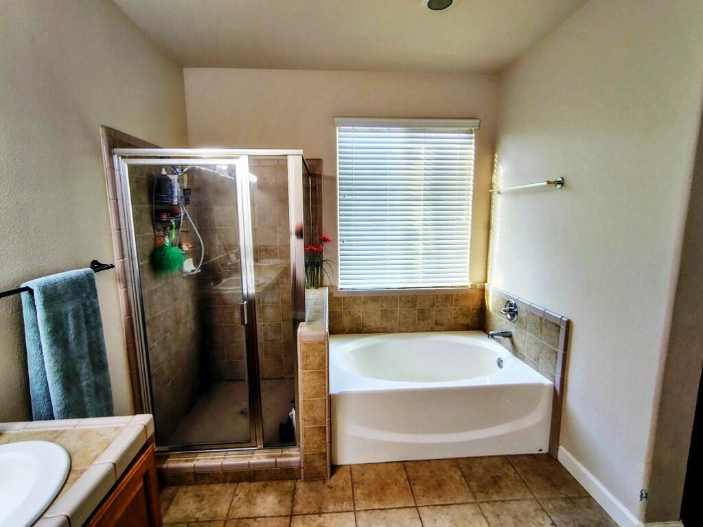 1214 N Julieann Ct, Visalia, CA 93277