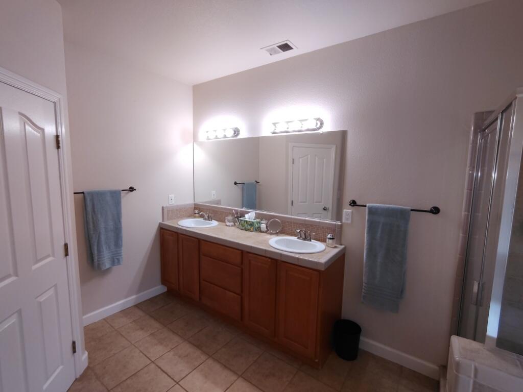 1214 N Julieann Ct, Visalia, CA 93277