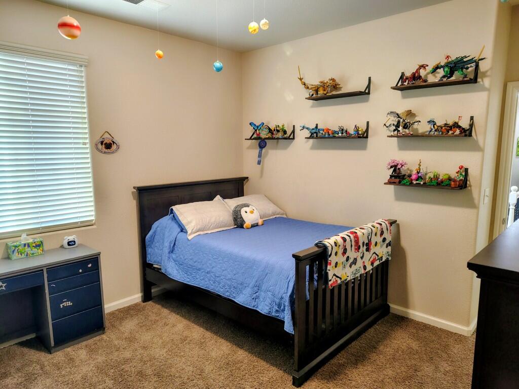 1214 N Julieann Ct, Visalia, CA 93277