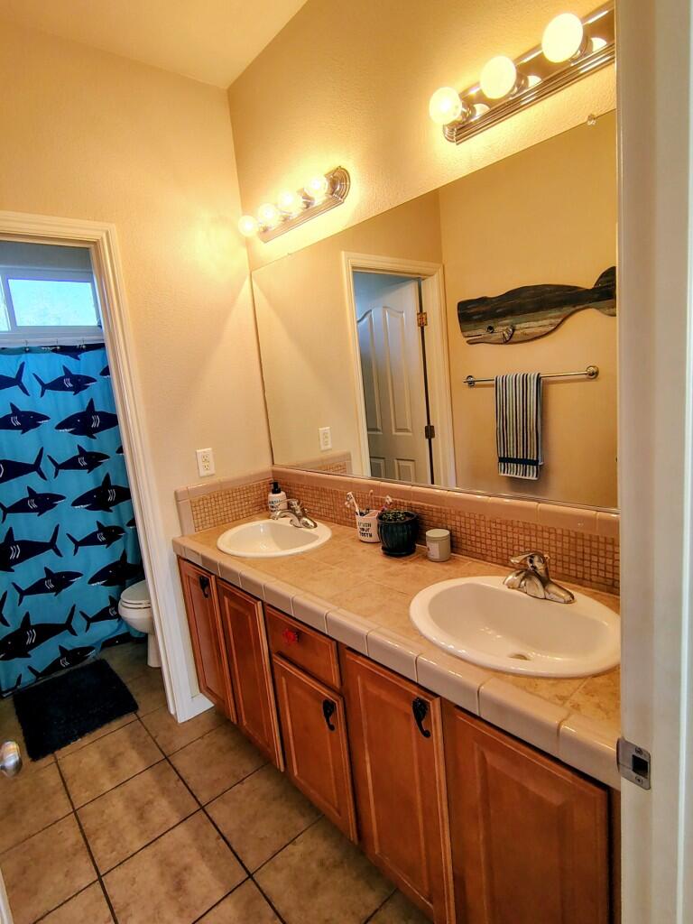 1214 N Julieann Ct, Visalia, CA 93277