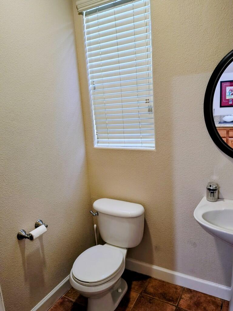 1214 N Julieann Ct, Visalia, CA 93277