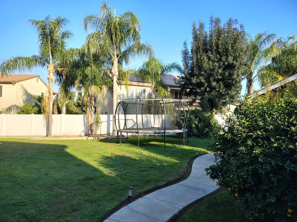 1214 N Julieann Ct, Visalia, CA 93277