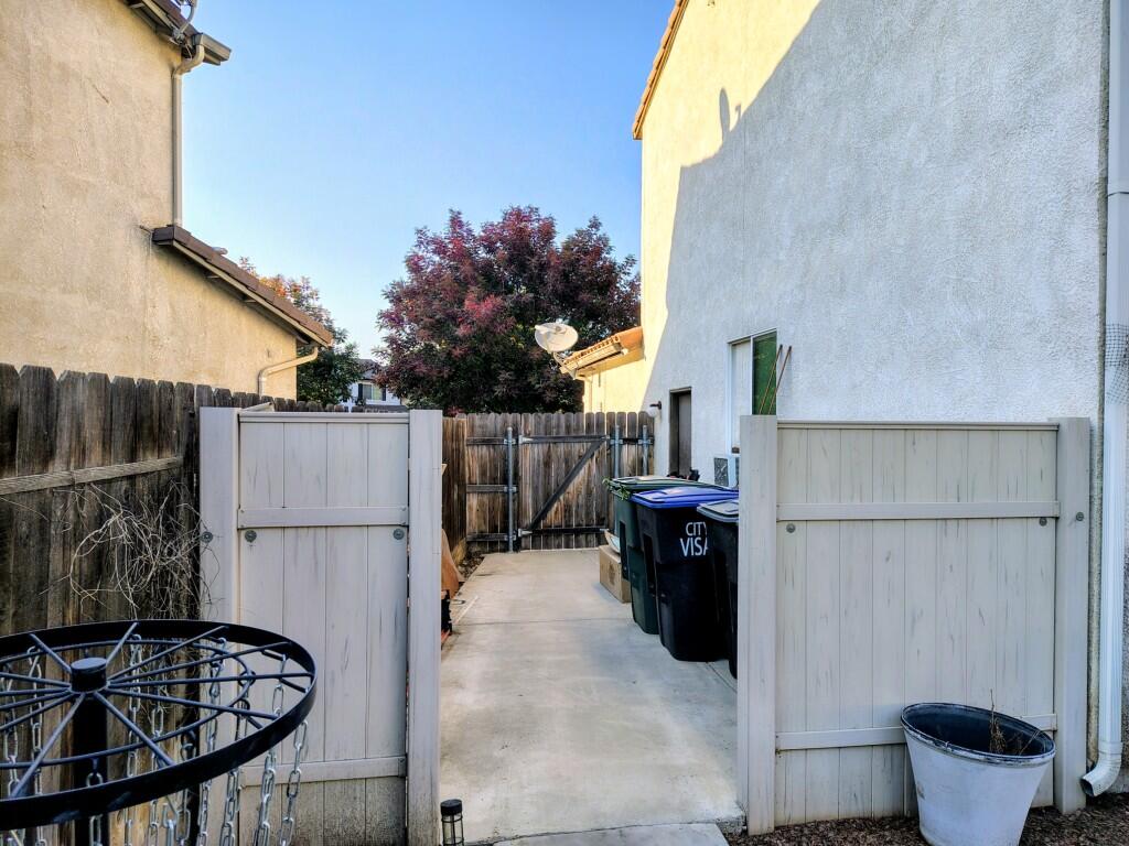 1214 N Julieann Ct, Visalia, CA 93277