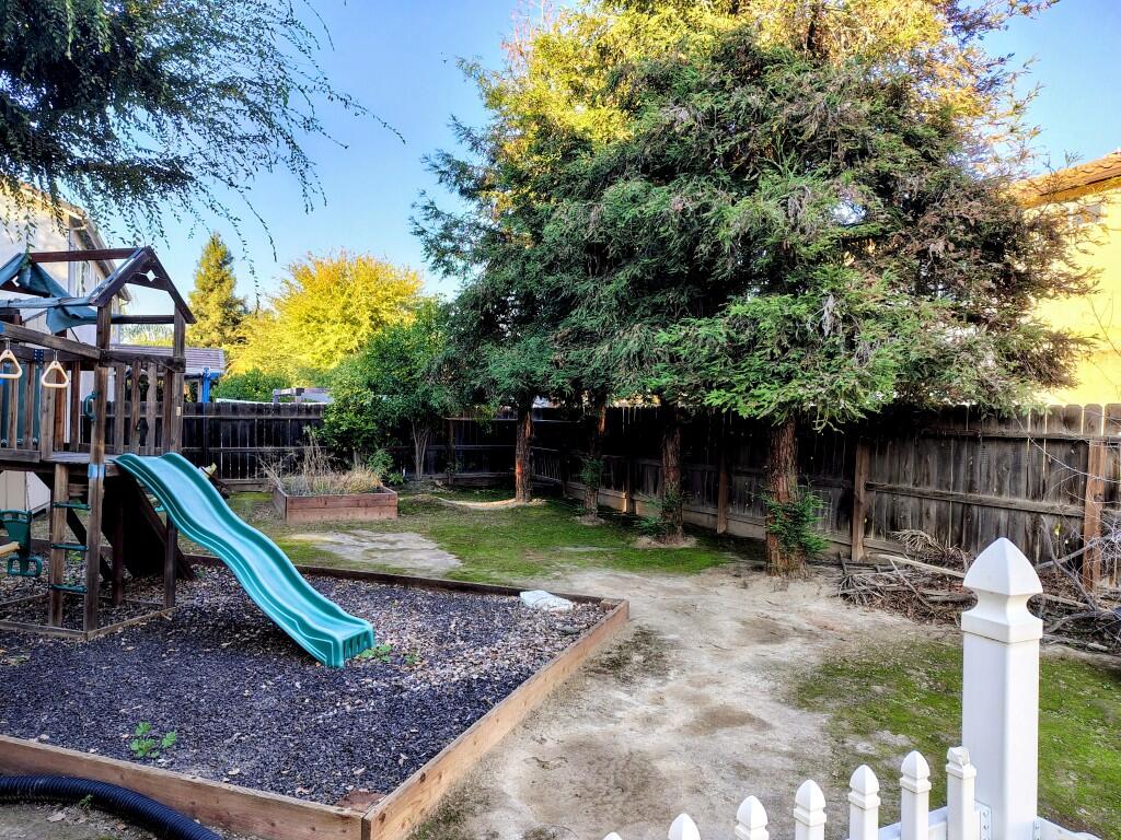 1214 N Julieann Ct, Visalia, CA 93277