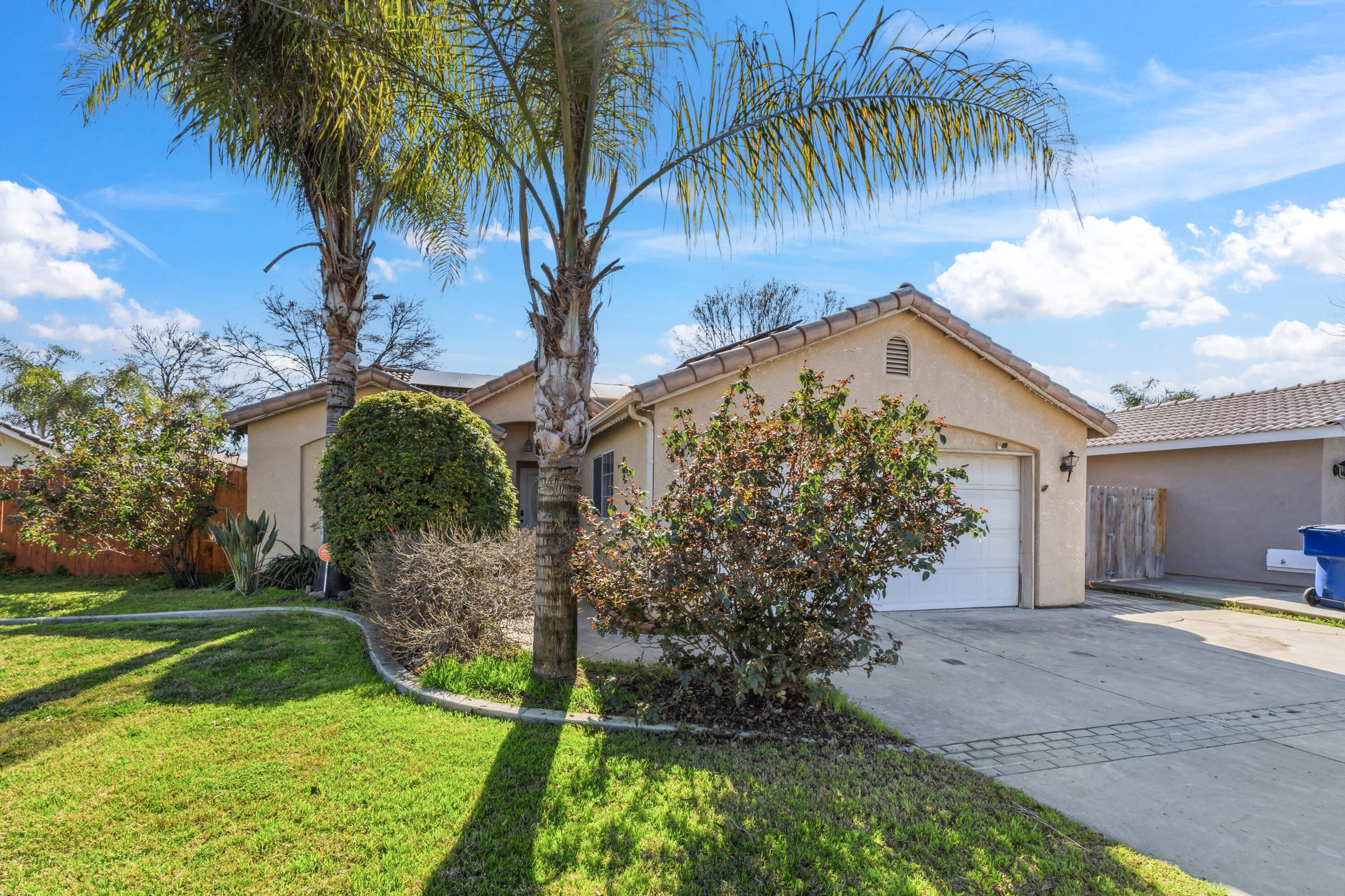 921 Don Medico Dr, Hanford, CA 93230