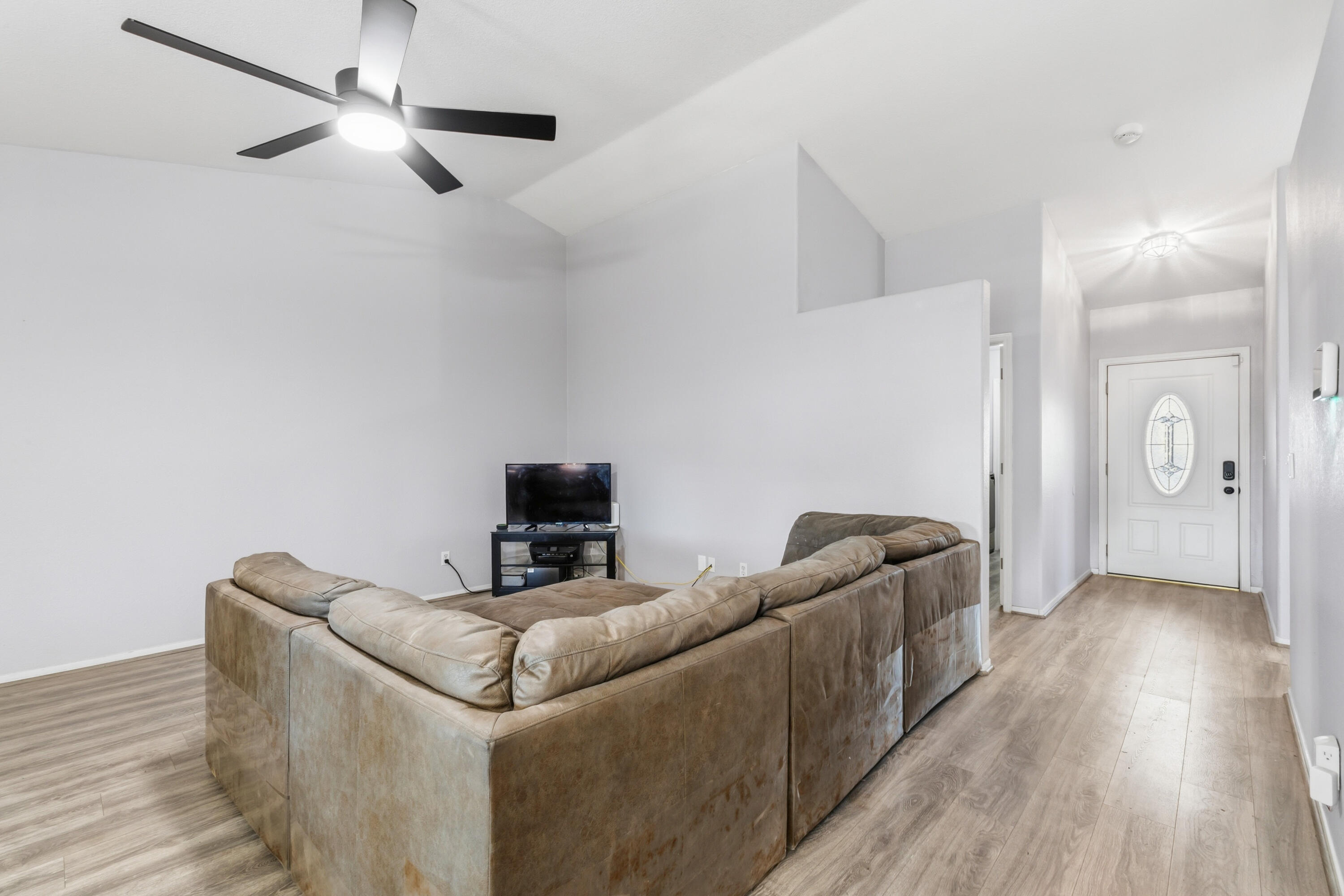 921 Don Medico Dr, Hanford, CA 93230