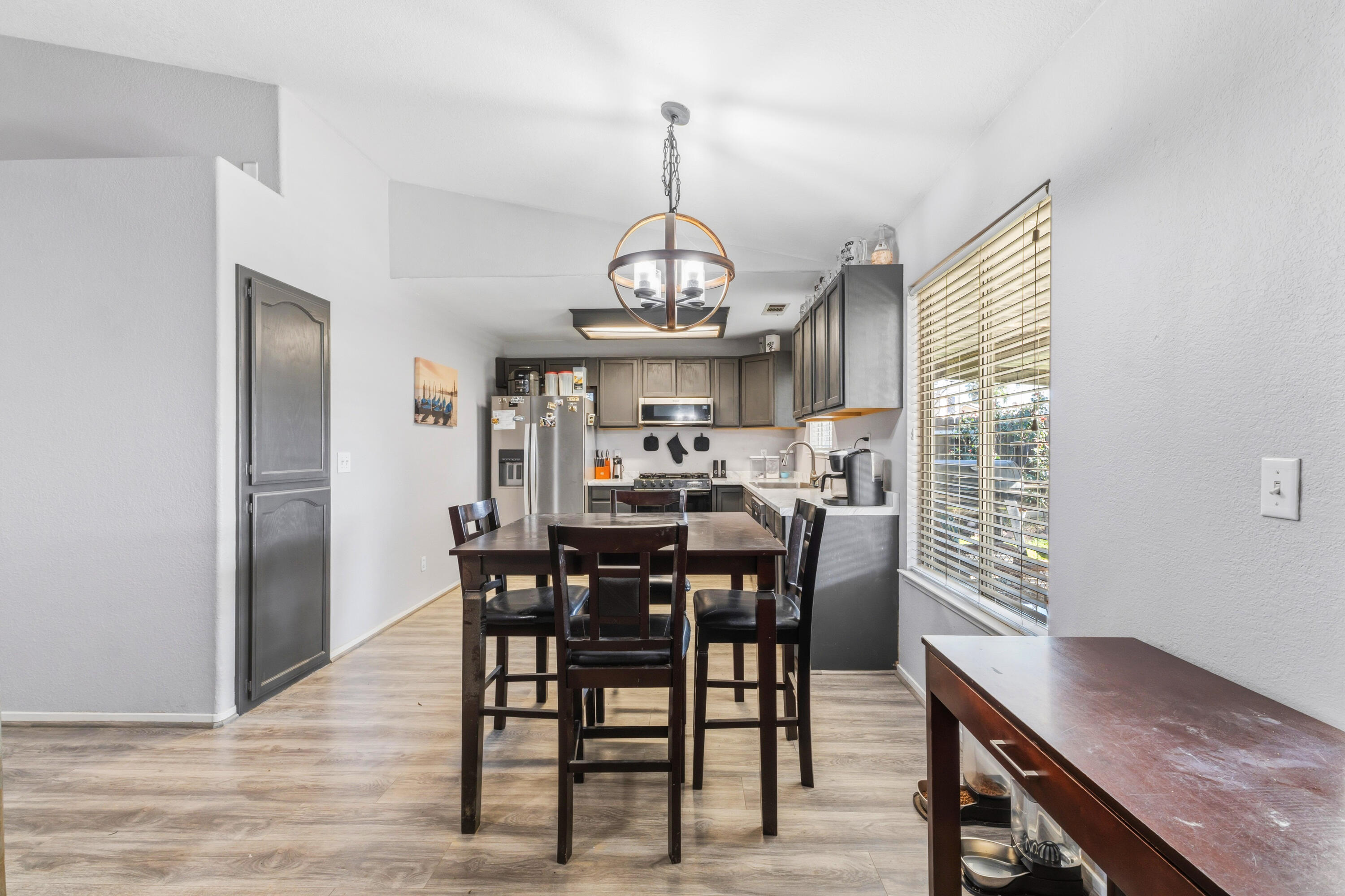 921 Don Medico Dr, Hanford, CA 93230