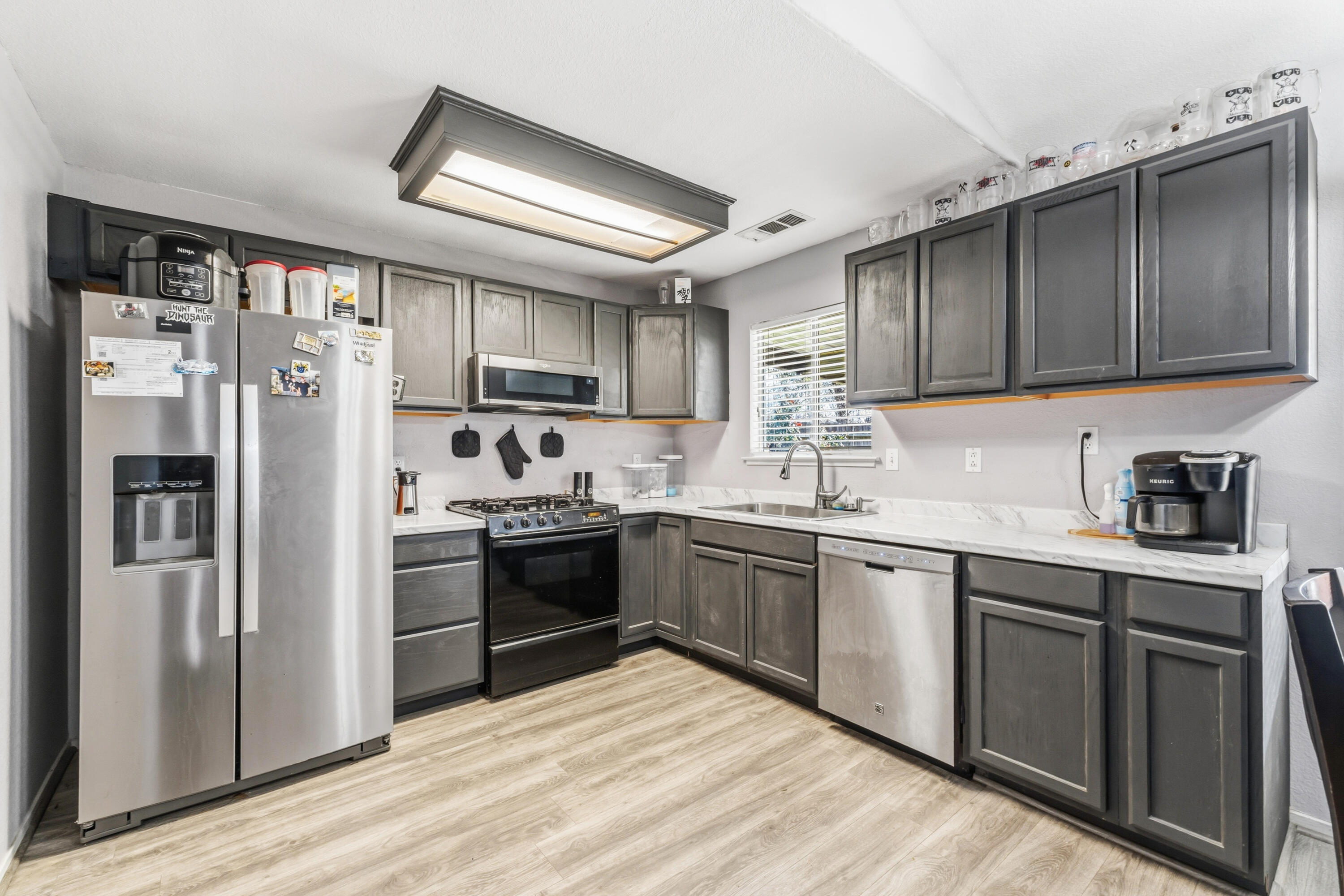 921 Don Medico Dr, Hanford, CA 93230