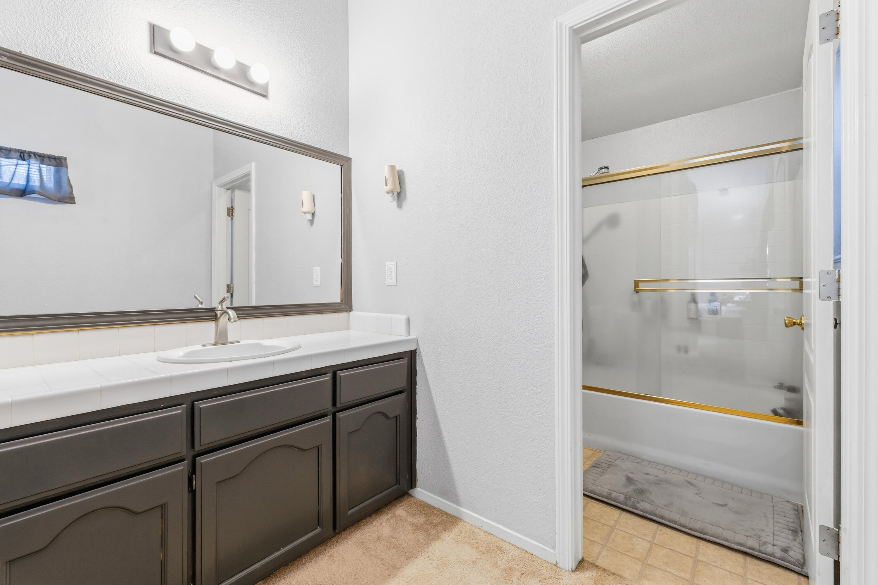 921 Don Medico Dr, Hanford, CA 93230