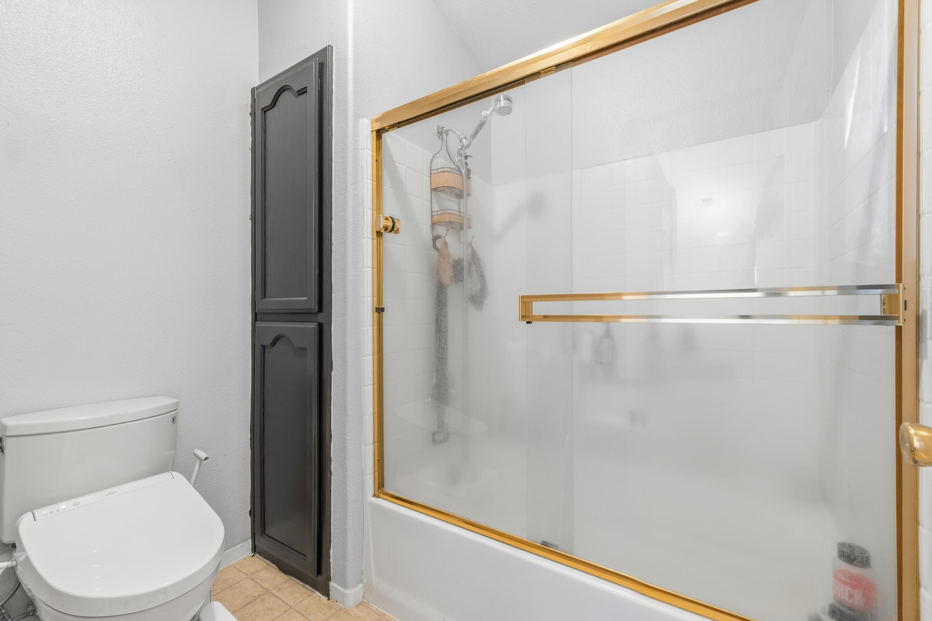 921 Don Medico Dr, Hanford, CA 93230