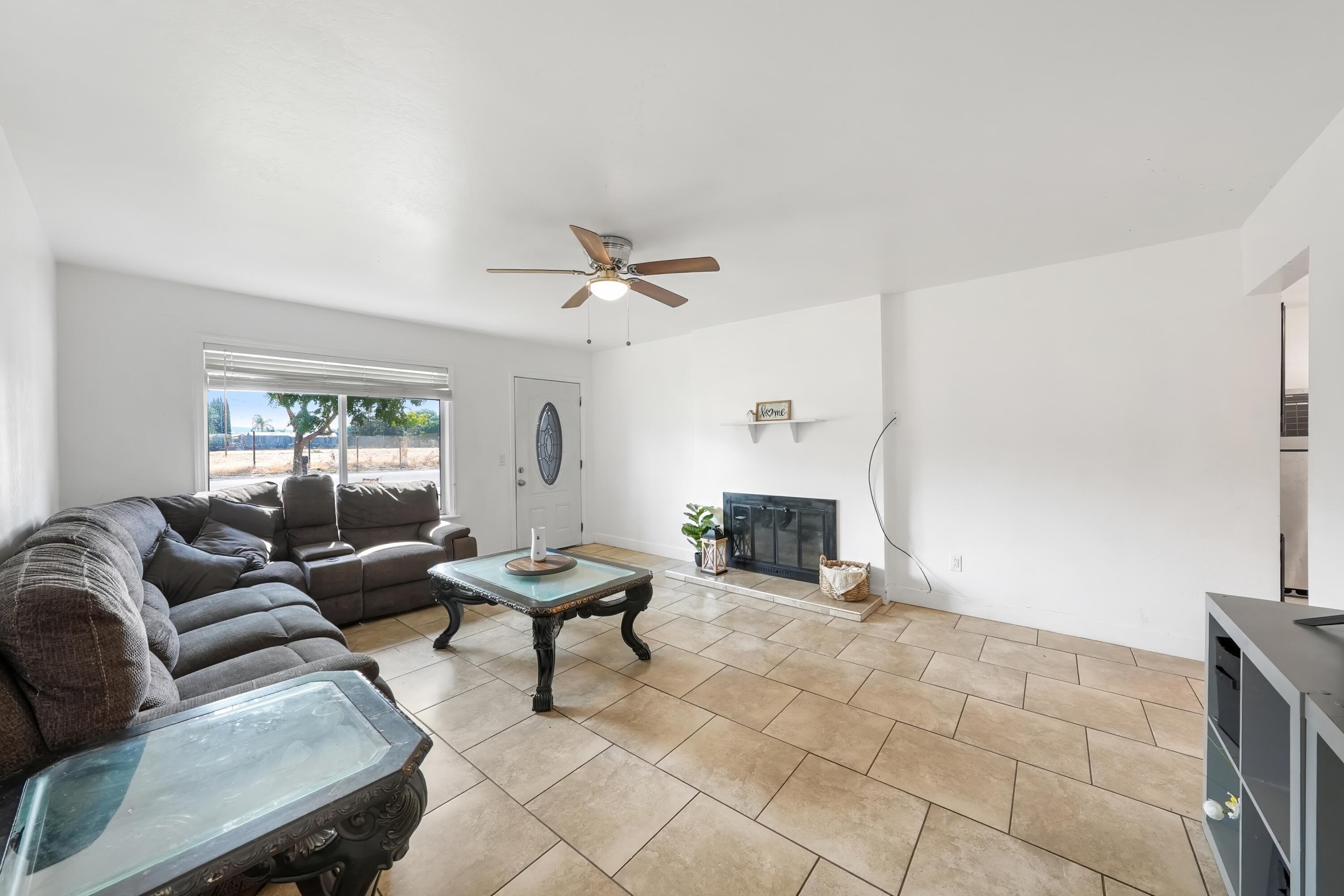 1061 Laurel Ave, Lindsay, CA 93247