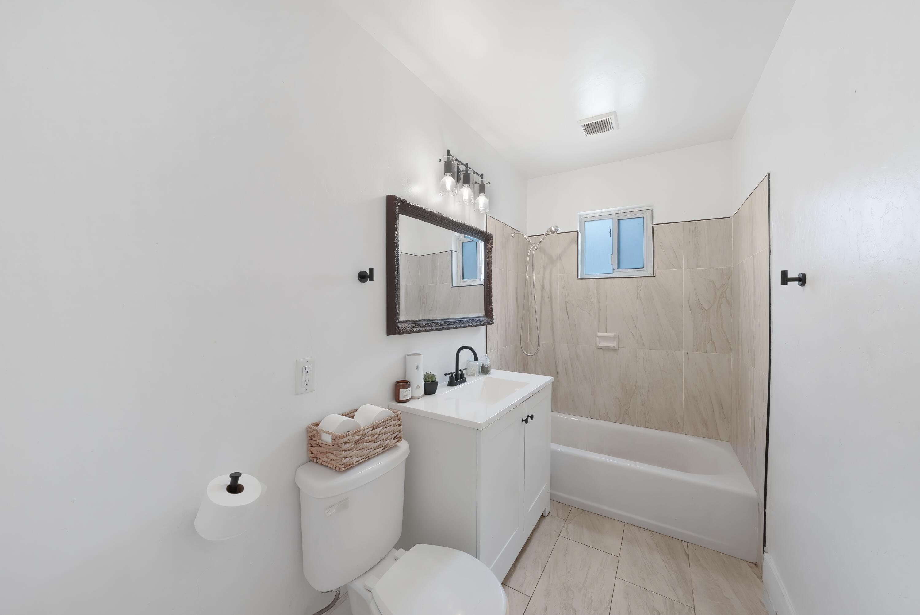 1061 Laurel Ave, Lindsay, CA 93247