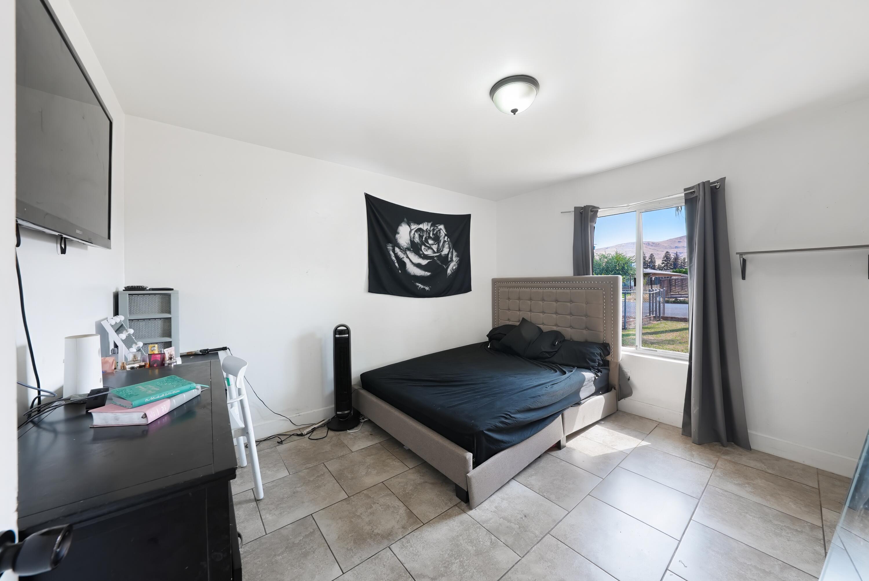 1061 Laurel Ave, Lindsay, CA 93247