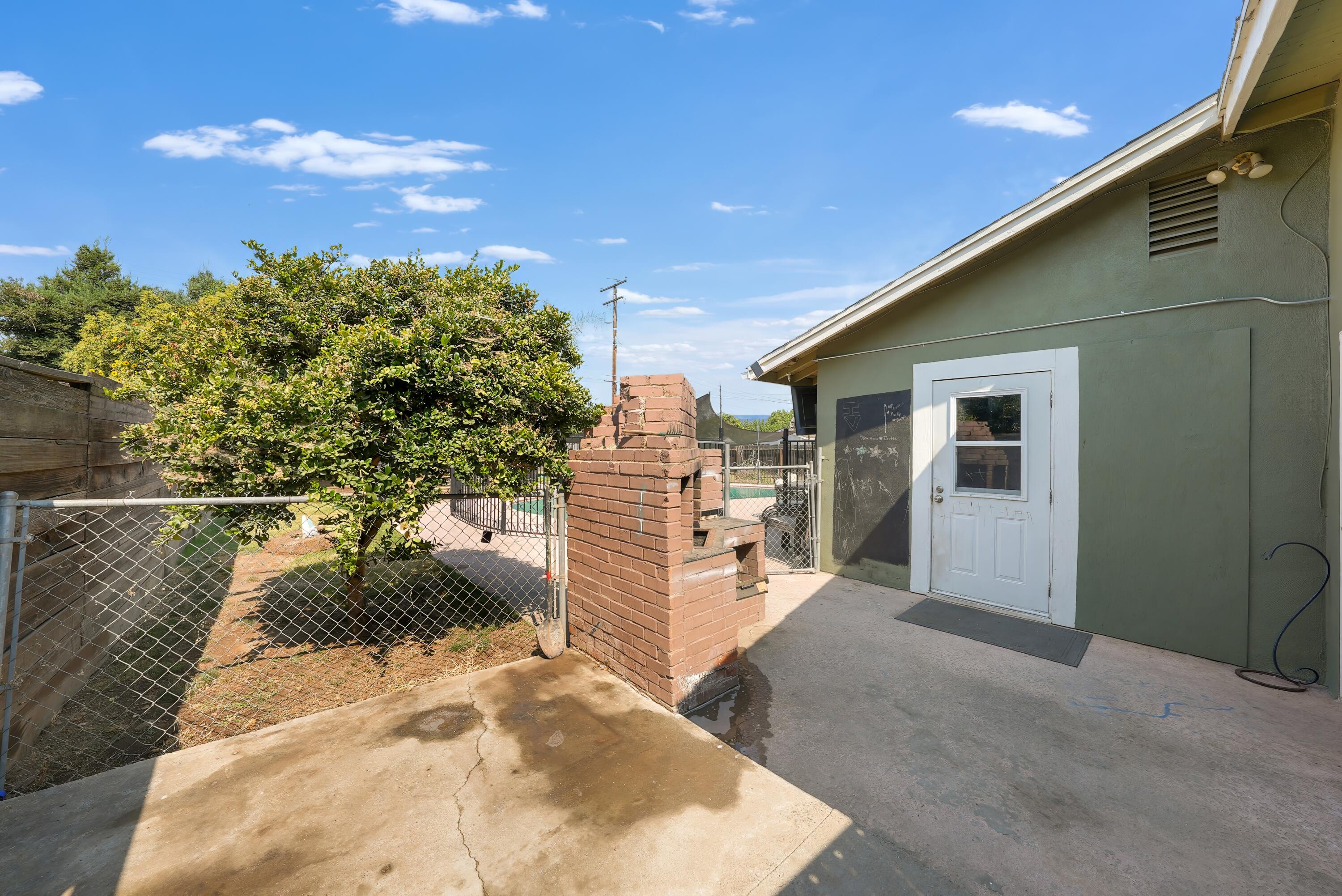 1061 Laurel Ave, Lindsay, CA 93247