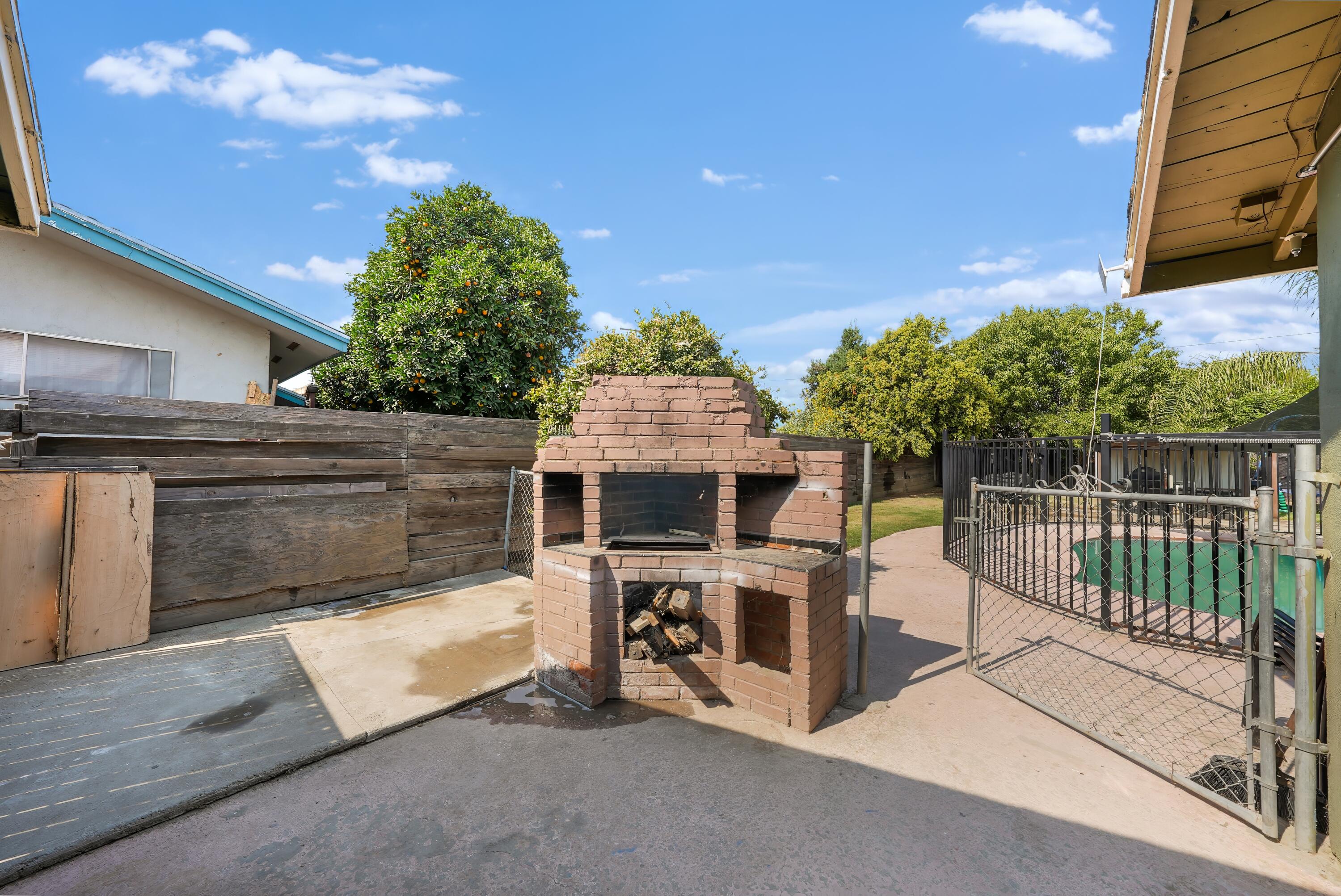 1061 Laurel Ave, Lindsay, CA 93247