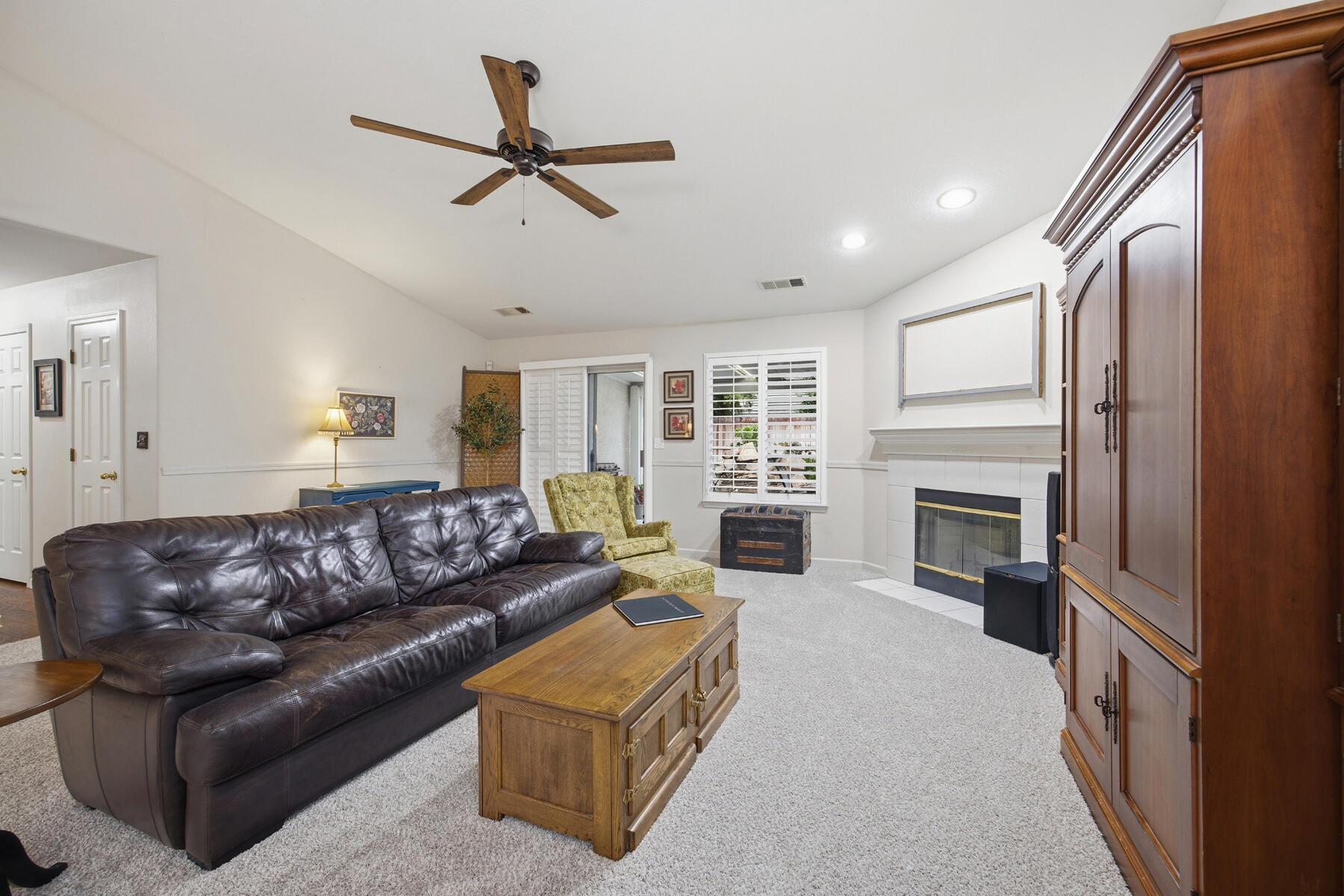 525 W Kimball Ave, Visalia, CA 93277