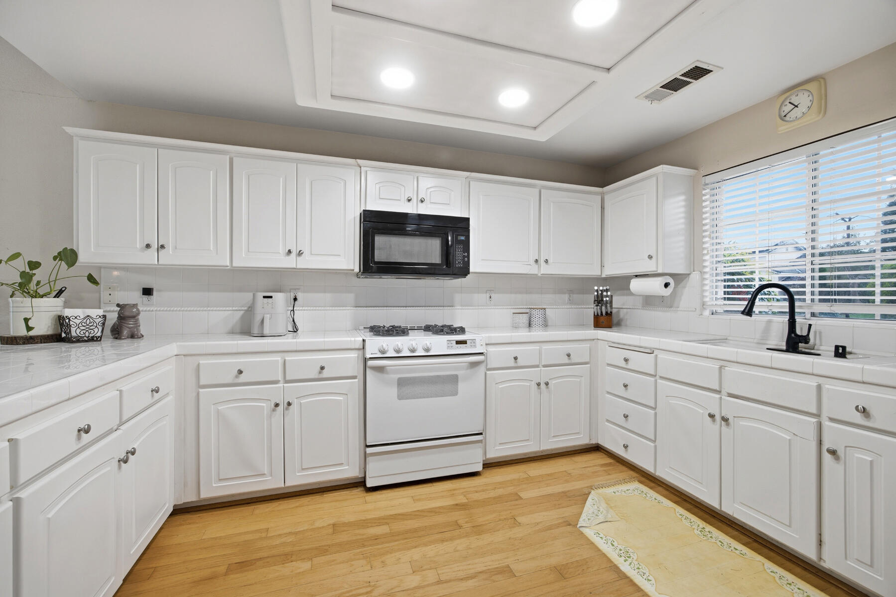 525 W Kimball Ave, Visalia, CA 93277