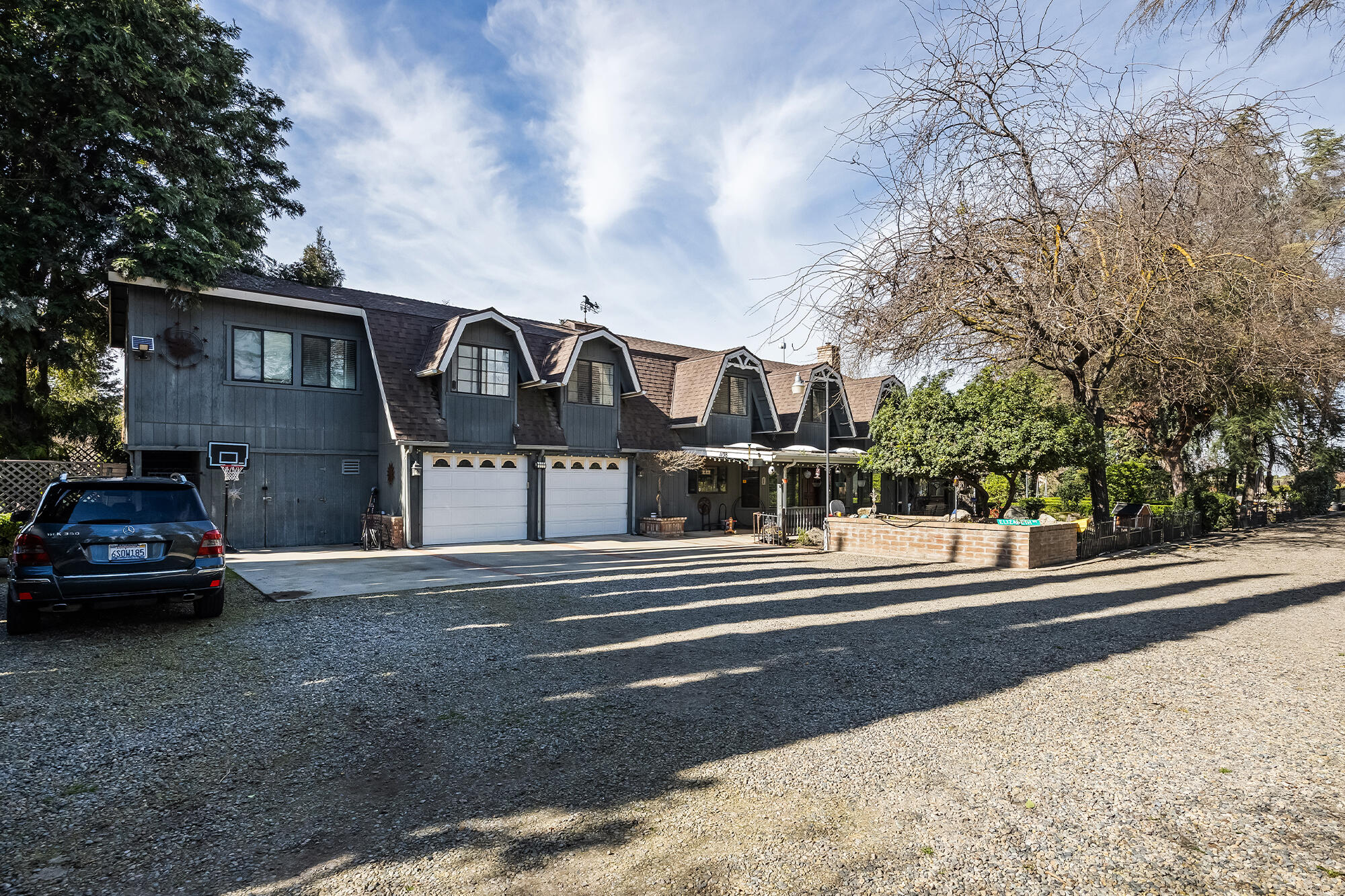 1138 Riverway Dr, Visalia, CA 93291