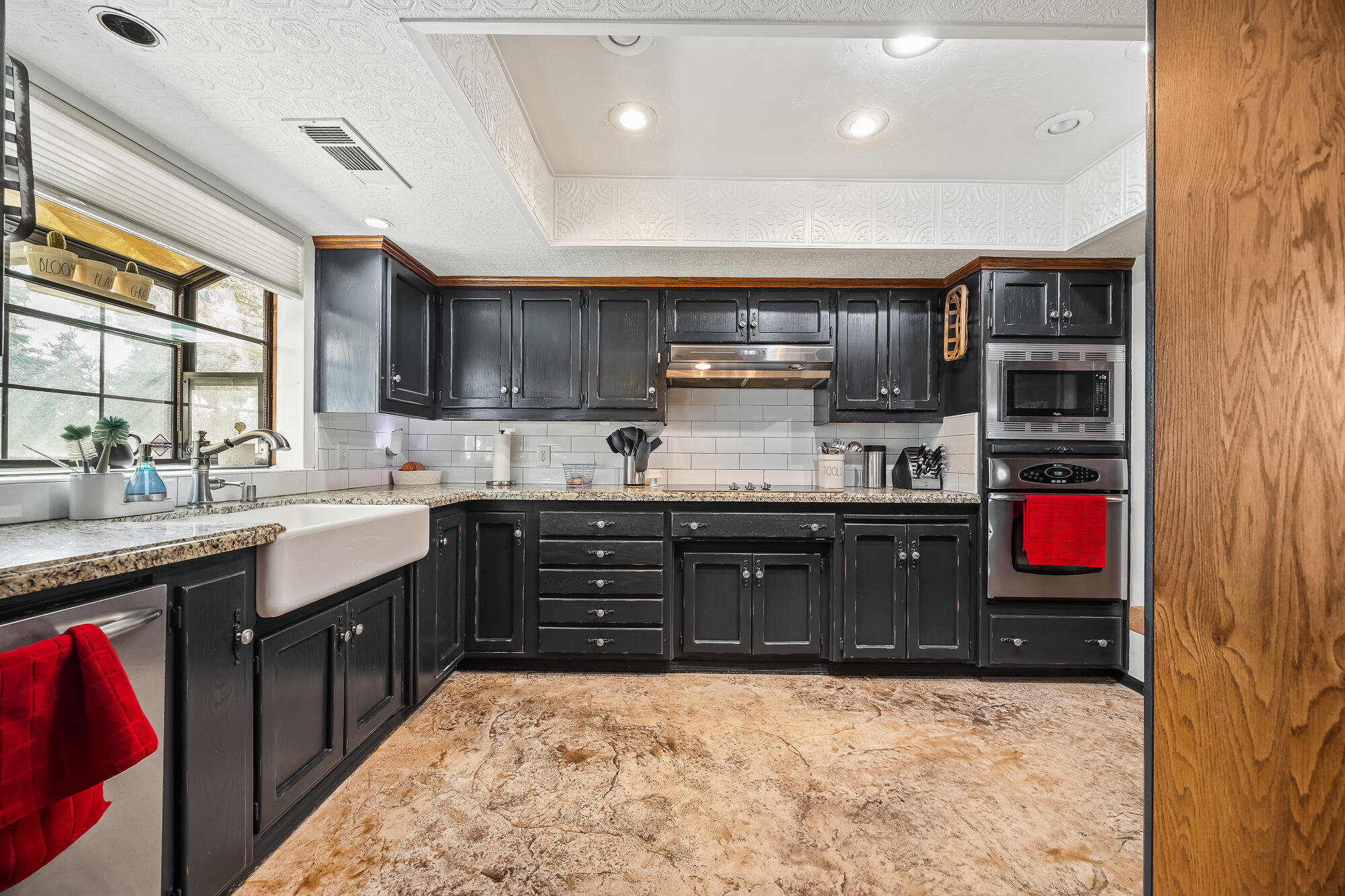 1138 Riverway Dr, Visalia, CA 93291