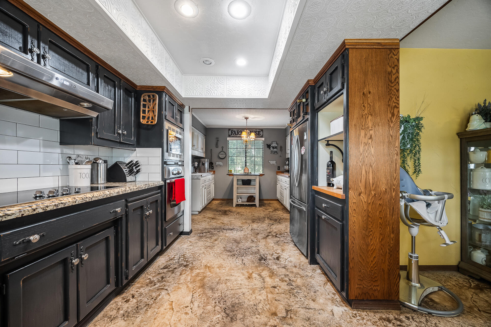 1138 Riverway Dr, Visalia, CA 93291