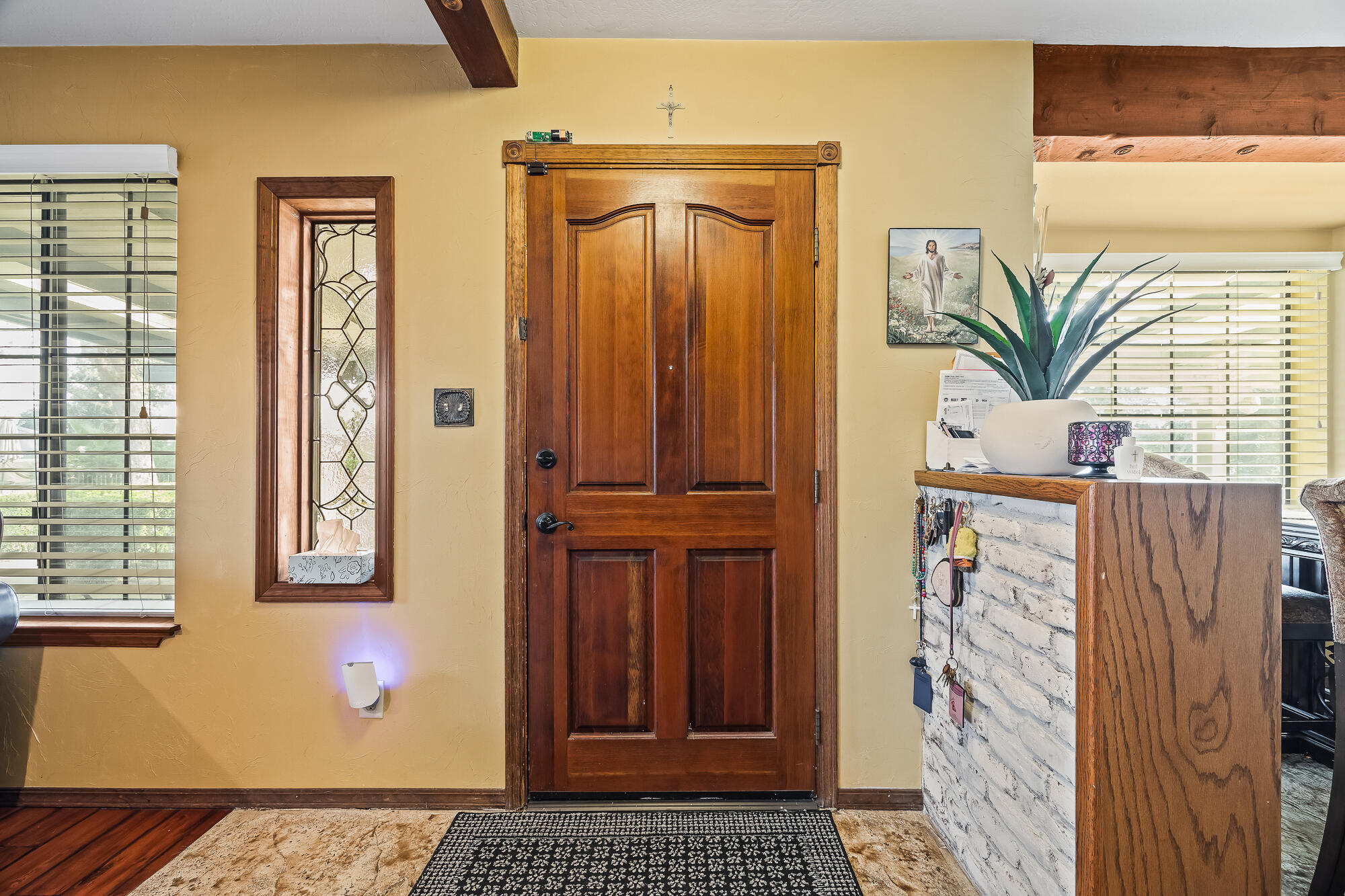 1138 Riverway Dr, Visalia, CA 93291