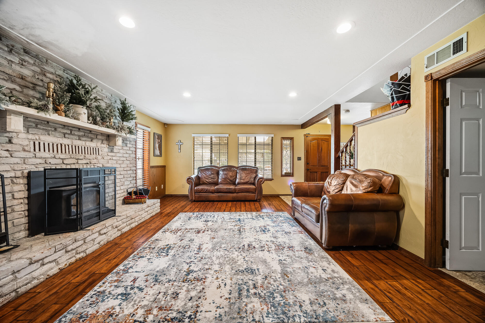 1138 Riverway Dr, Visalia, CA 93291