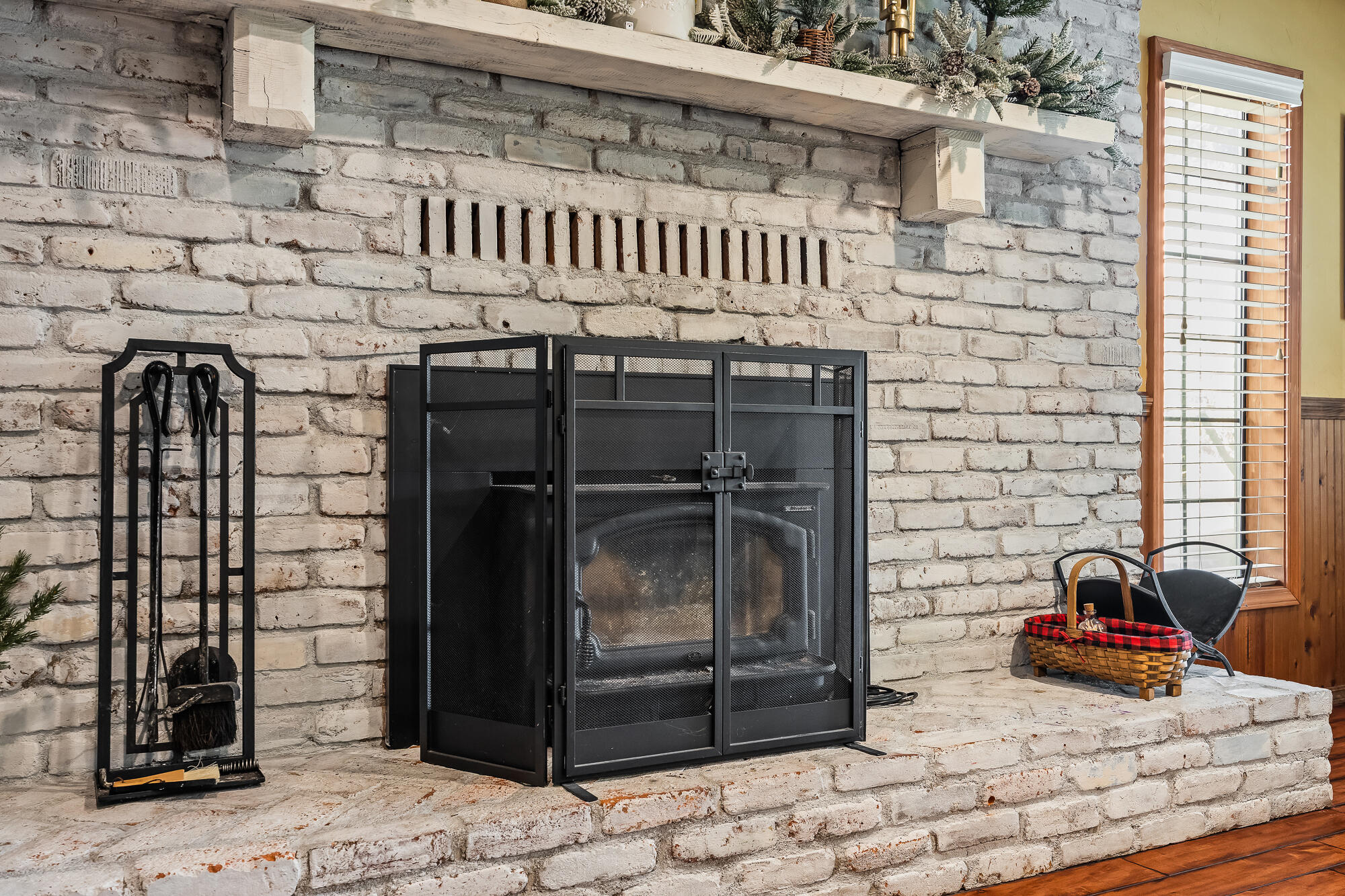 1138 Riverway Dr, Visalia, CA 93291