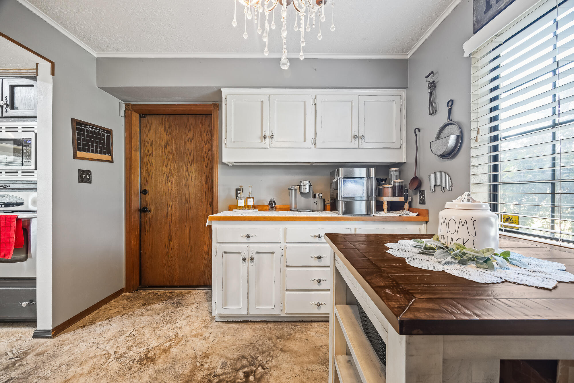 1138 Riverway Dr, Visalia, CA 93291