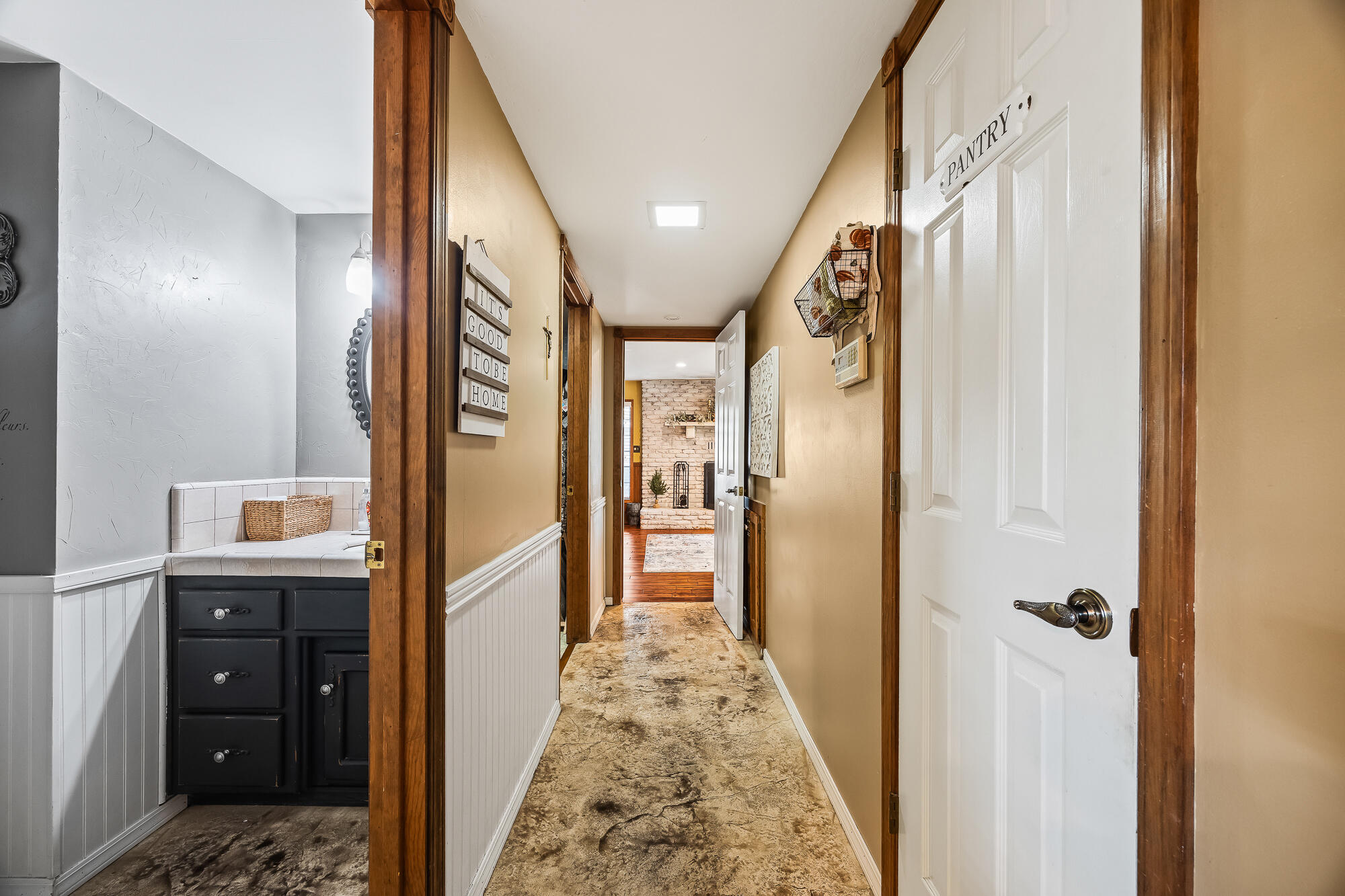 1138 Riverway Dr, Visalia, CA 93291