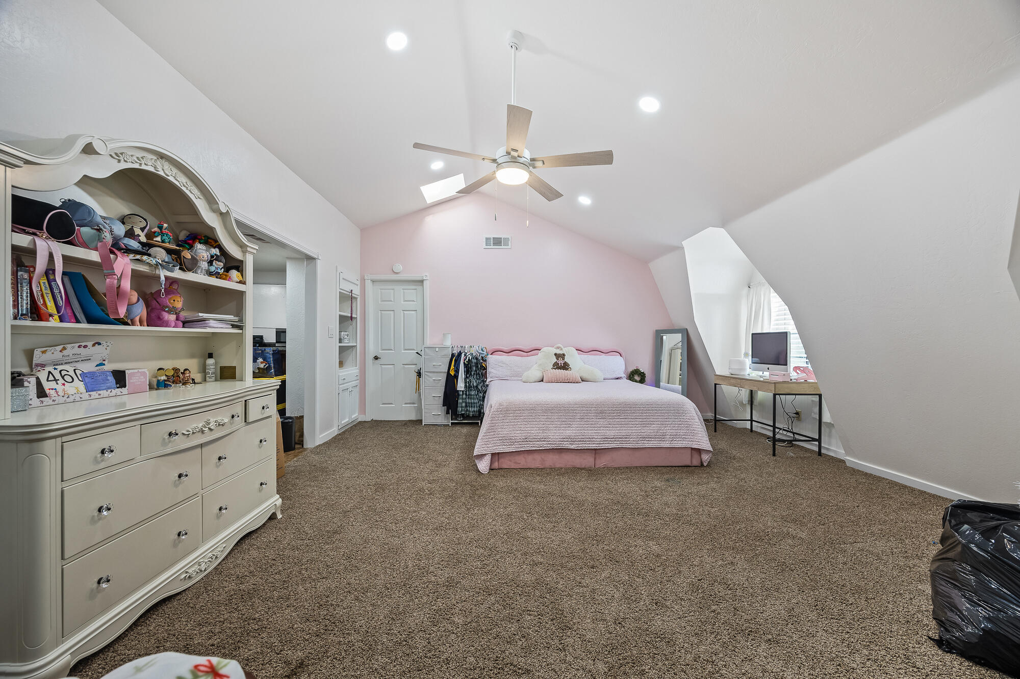 1138 Riverway Dr, Visalia, CA 93291