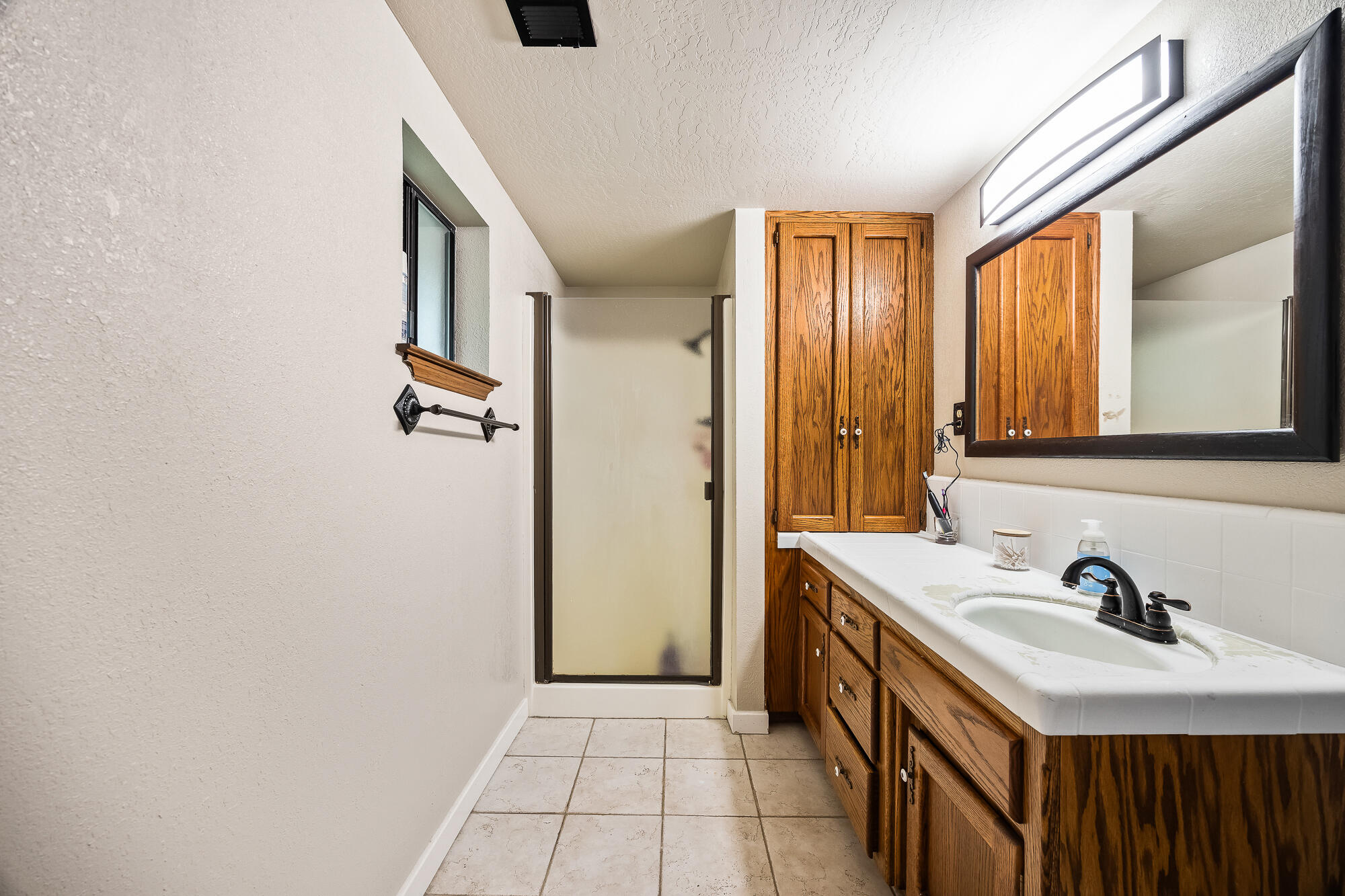 1138 Riverway Dr, Visalia, CA 93291