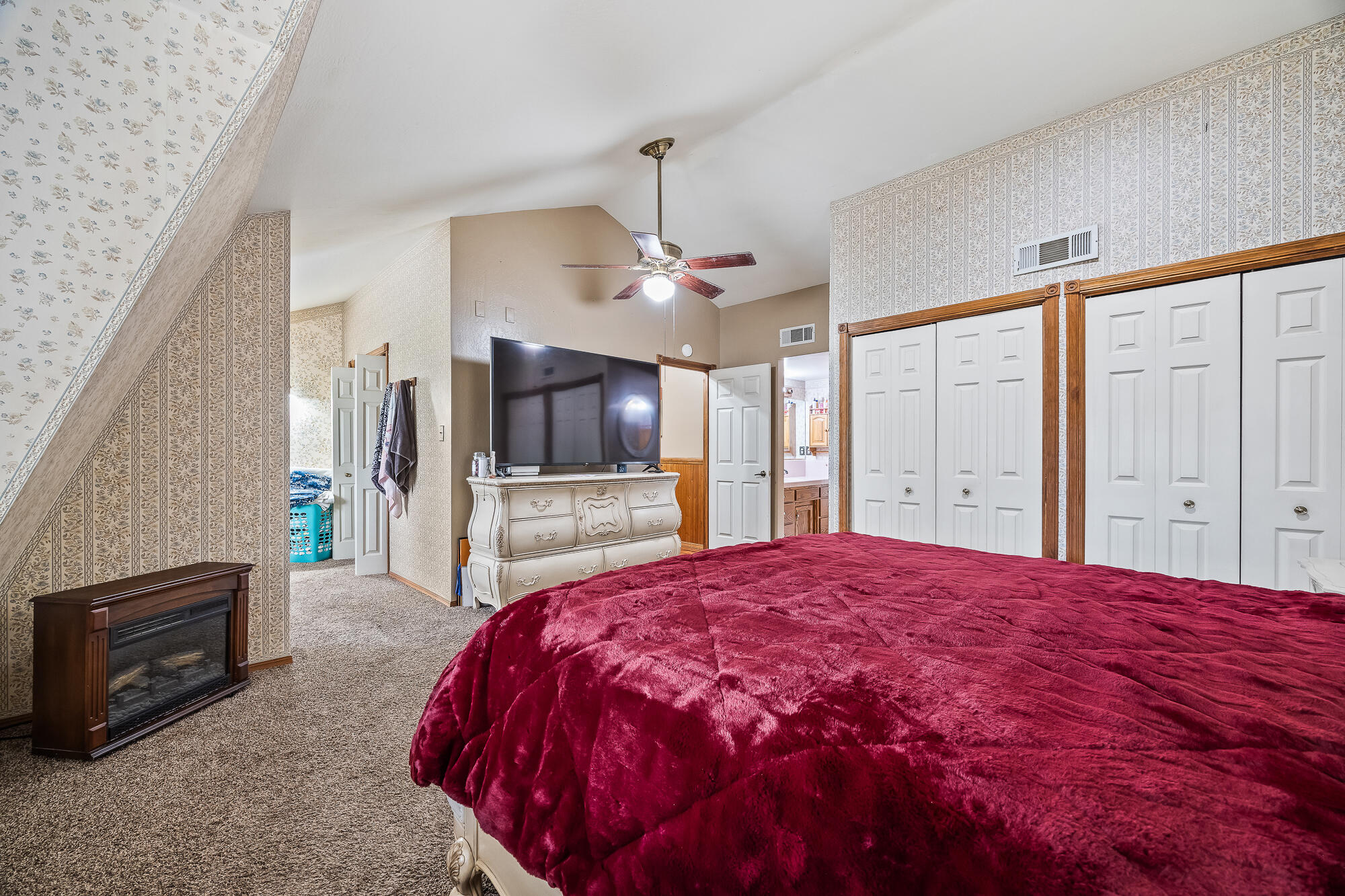 1138 Riverway Dr, Visalia, CA 93291