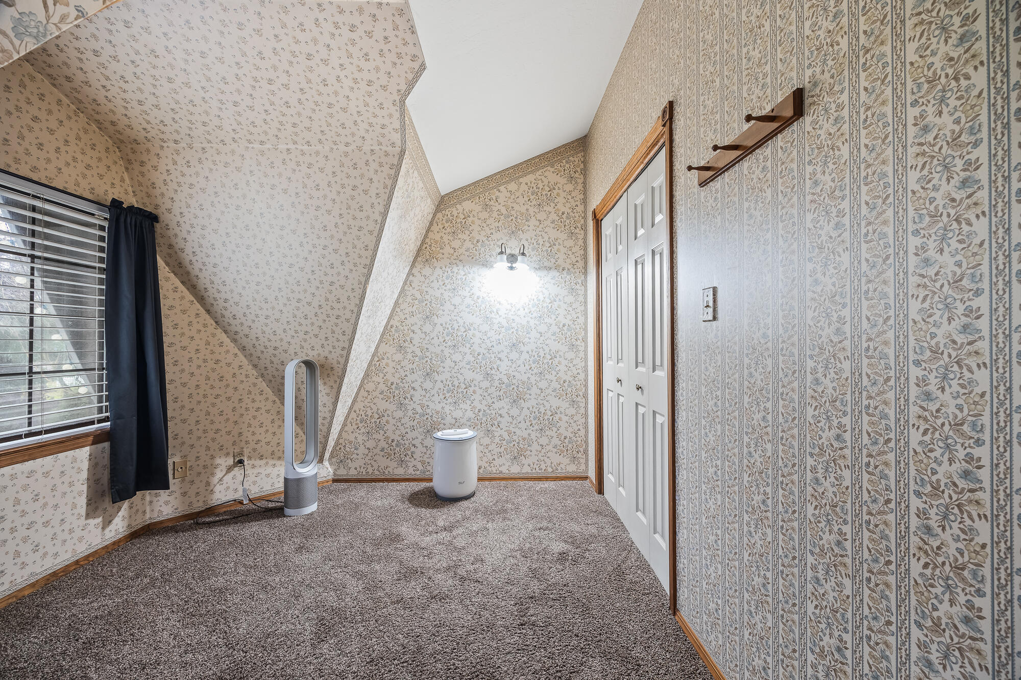 1138 Riverway Dr, Visalia, CA 93291