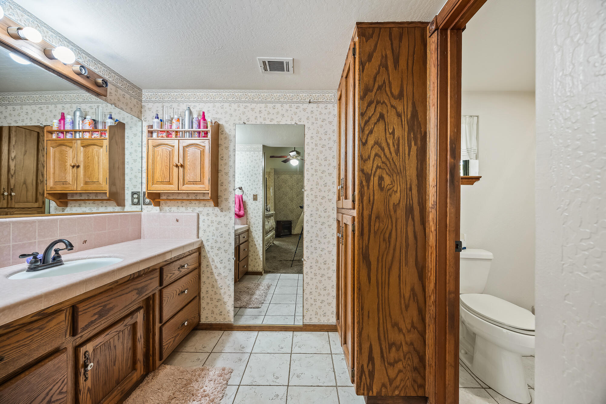 1138 Riverway Dr, Visalia, CA 93291