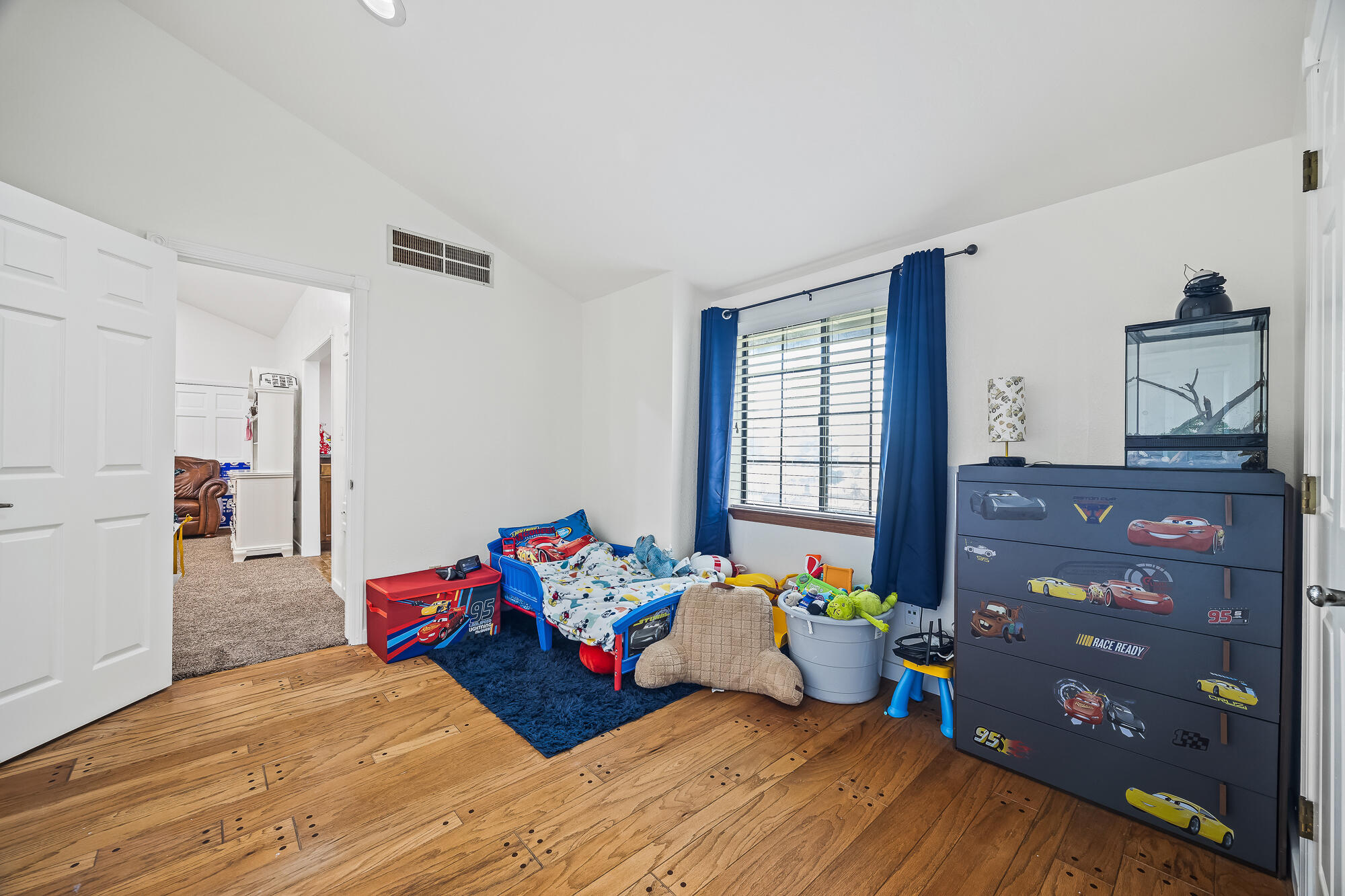 1138 Riverway Dr, Visalia, CA 93291