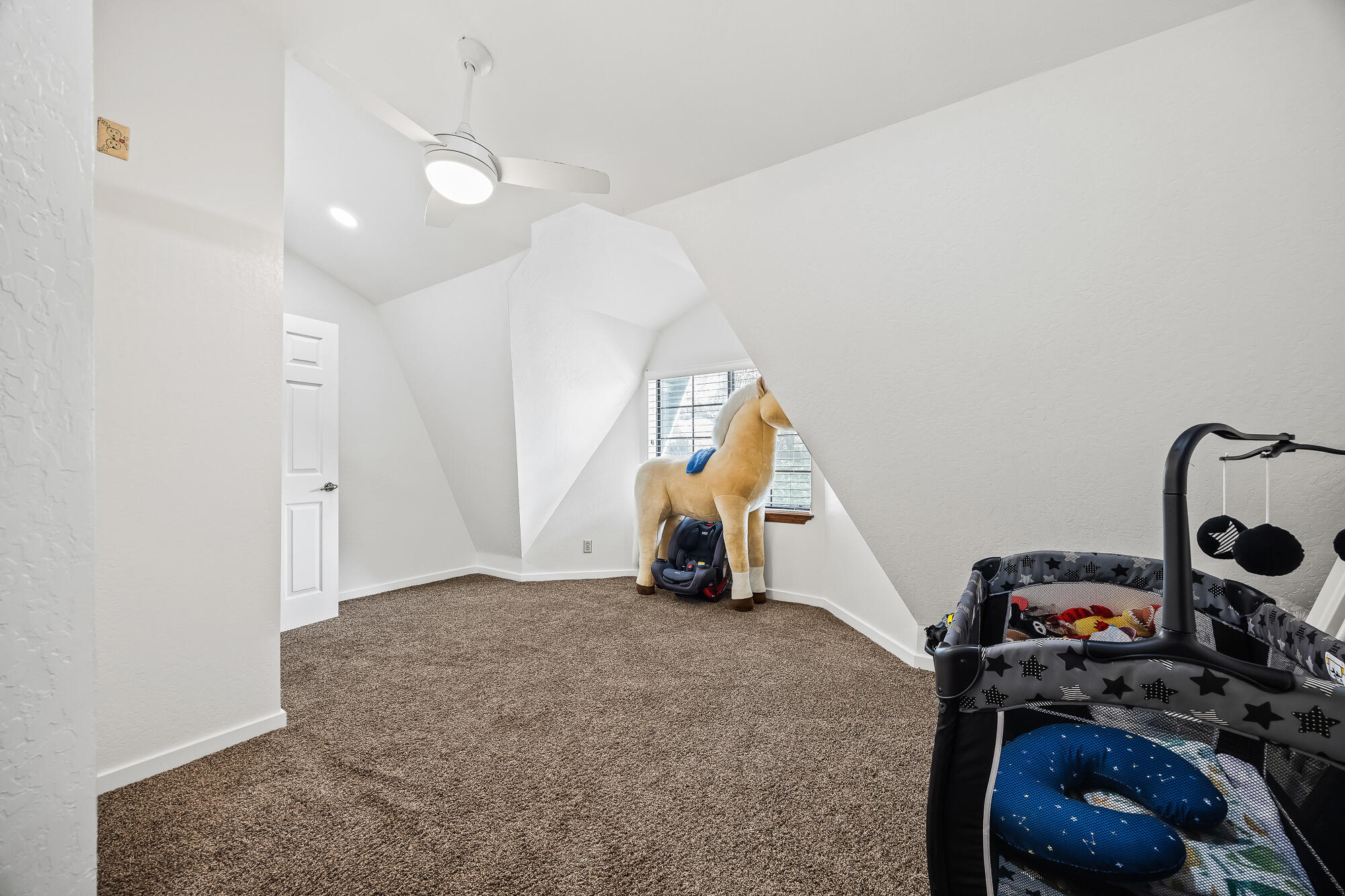 1138 Riverway Dr, Visalia, CA 93291