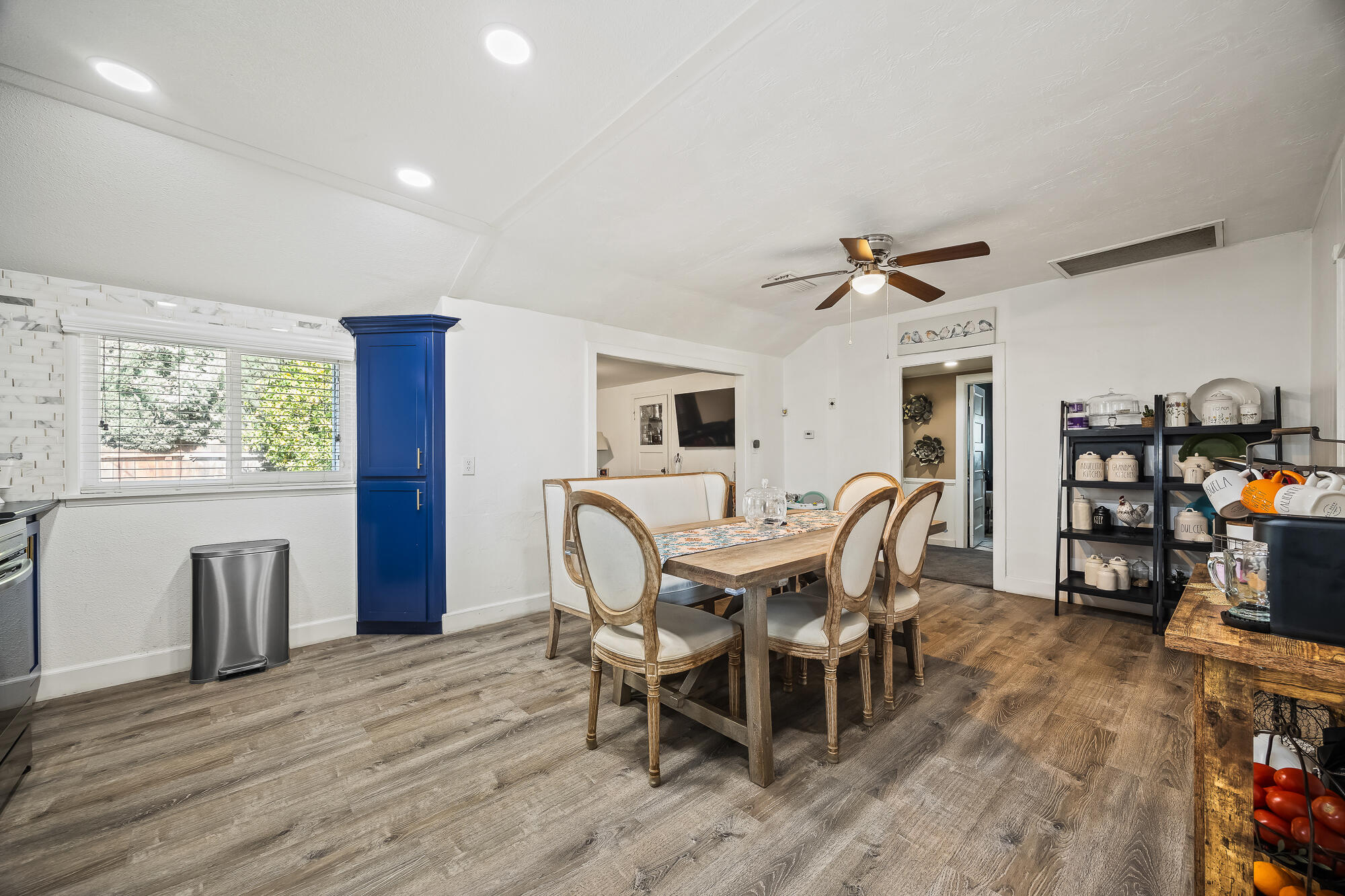 1138 Riverway Dr, Visalia, CA 93291