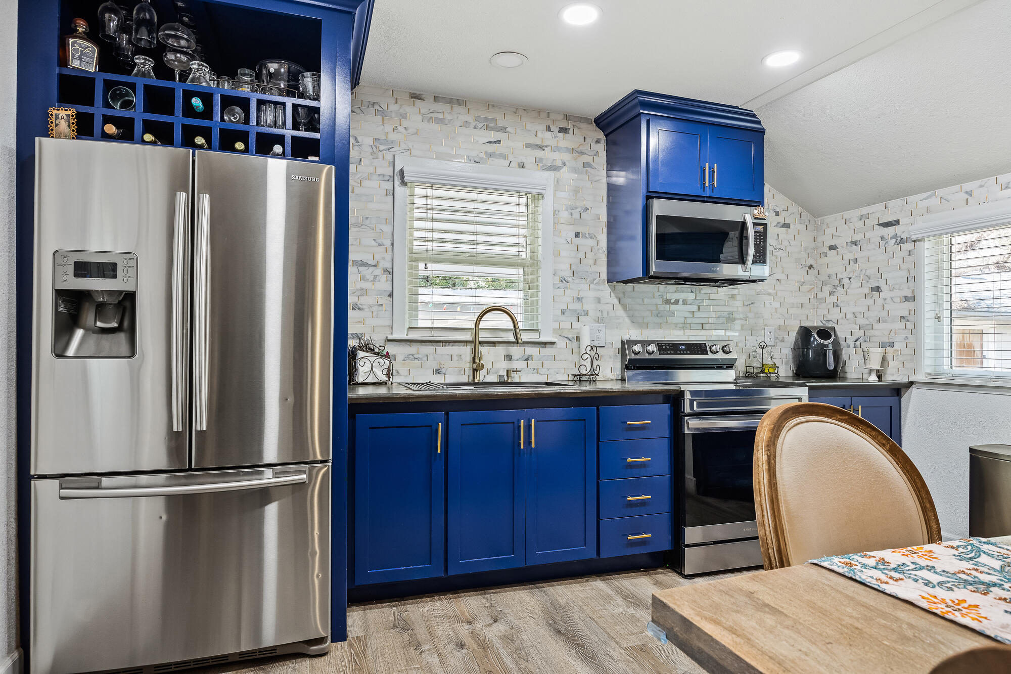 1138 Riverway Dr, Visalia, CA 93291