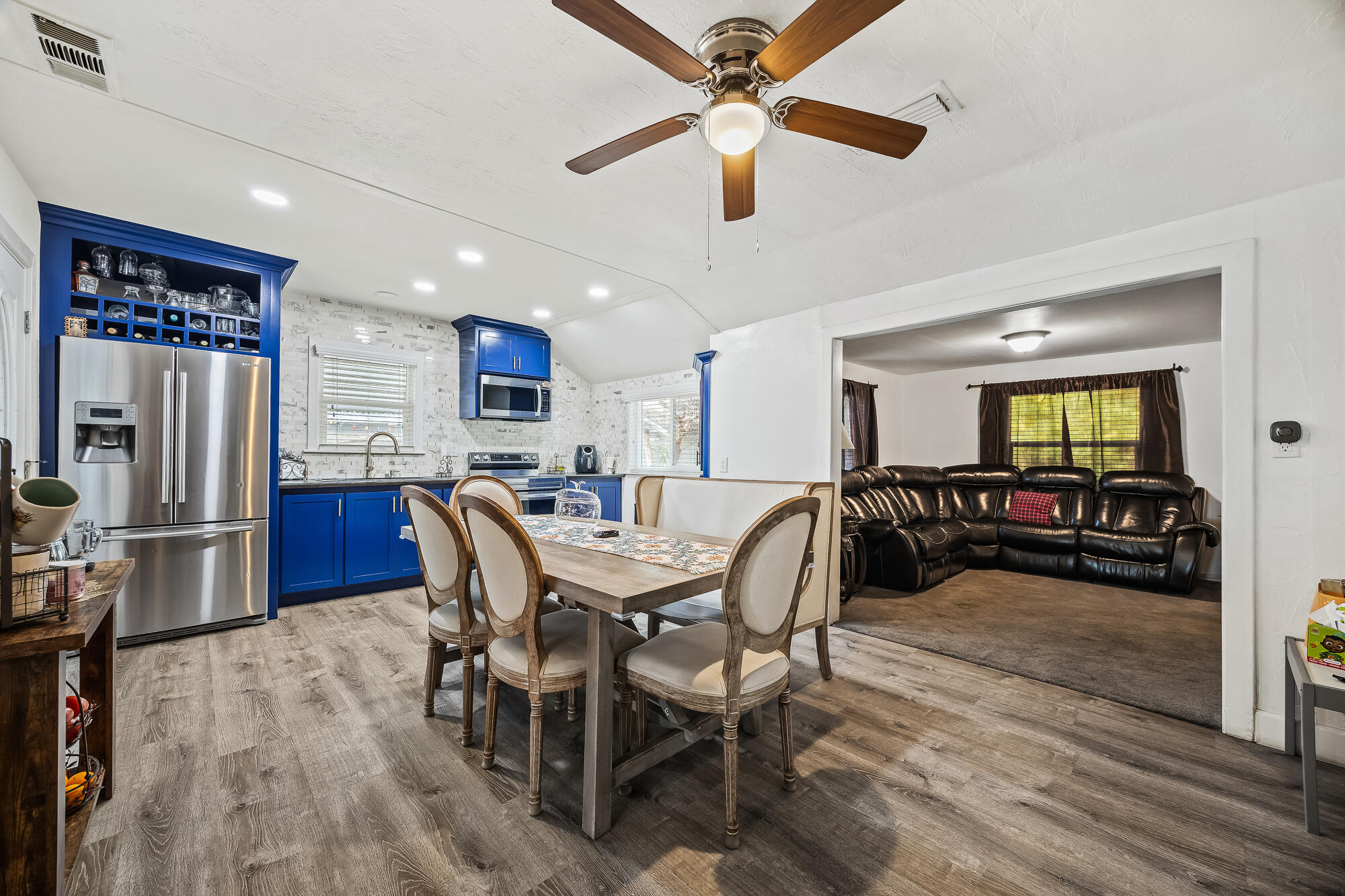 1138 Riverway Dr, Visalia, CA 93291