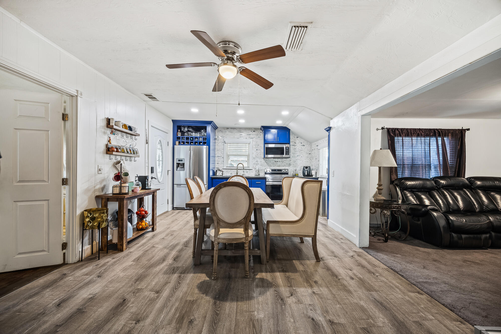 1138 Riverway Dr, Visalia, CA 93291